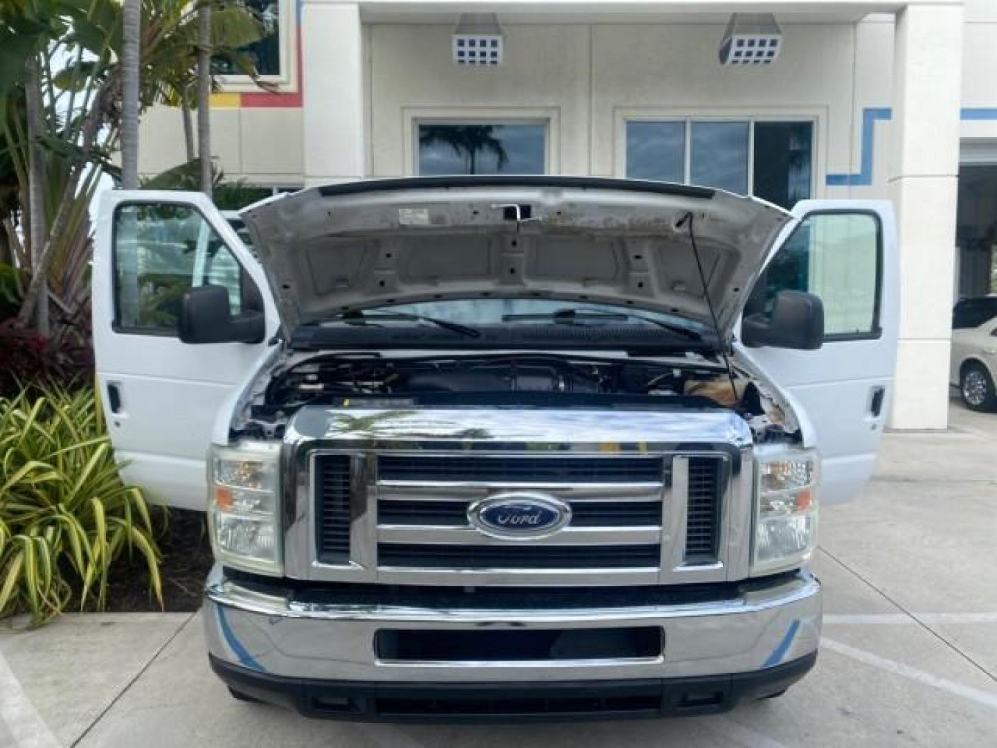 2008 Oxford White /Medium Flint Ford Econoline Wagon XLT 15 PASSENGERS E350 CLEAN (1FBSS31L78D) with an 5.4L EFI V8 Engine engine, Automatic transmission, located at 4701 North Dixie Hwy, Pompano Beach, FL, 33064, (954) 422-2889, 26.240938, -80.123474 - OUR WEBPAGE FLORIDACARS1.COM HAS OVER 100 PHOTOS AND FREE CARFAX LINK 2008 FORD E-SERIES E-350 SD XLT 15 PASSENGER VIN: 1FBSS31L78DA45023 1 F B S S 3 1 L 7 8 D A 4 5 0 2 3 VAN 5.4L V8 F SOHC 16V GASOLINE REAR WHEEL DRIVE Features ABS Brakes Air Conditioning AM/FM Stereo Automatic Transmission Barn D- Photo#17
