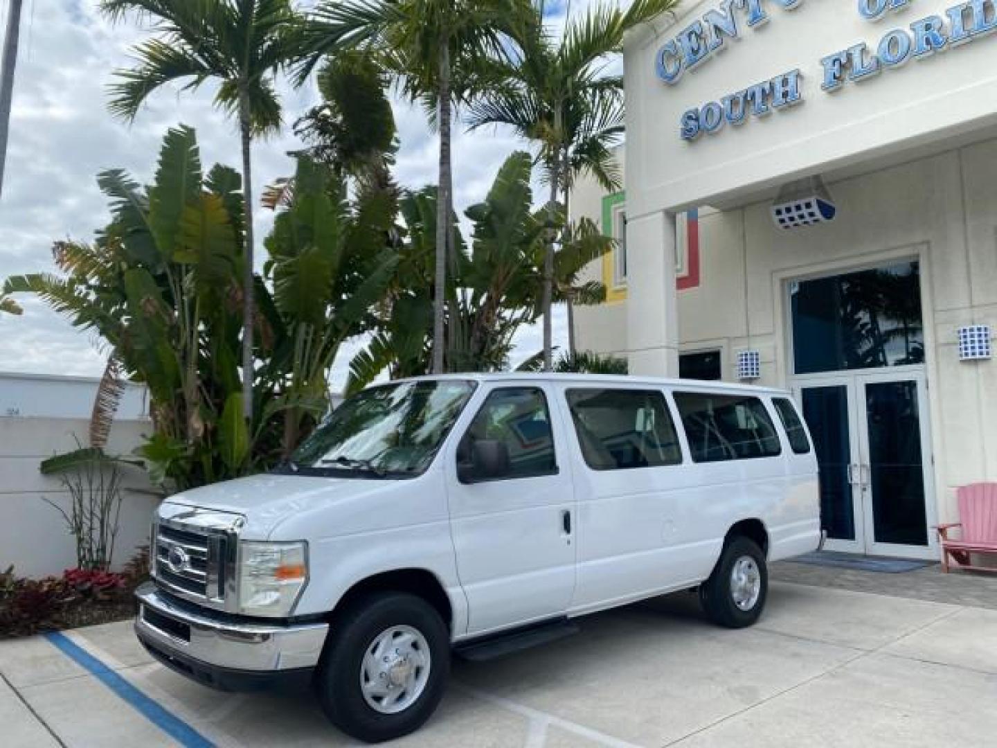 2008 Oxford White /Medium Flint Ford Econoline Wagon XLT 15 PASSENGERS E350 CLEAN (1FBSS31L78D) with an 5.4L EFI V8 Engine engine, Automatic transmission, located at 4701 North Dixie Hwy, Pompano Beach, FL, 33064, (954) 422-2889, 26.240938, -80.123474 - OUR WEBPAGE FLORIDACARS1.COM HAS OVER 100 PHOTOS AND FREE CARFAX LINK 2008 FORD E-SERIES E-350 SD XLT 15 PASSENGER VIN: 1FBSS31L78DA45023 1 F B S S 3 1 L 7 8 D A 4 5 0 2 3 VAN 5.4L V8 F SOHC 16V GASOLINE REAR WHEEL DRIVE Features ABS Brakes Air Conditioning AM/FM Stereo Automatic Transmission Barn D- Photo#28