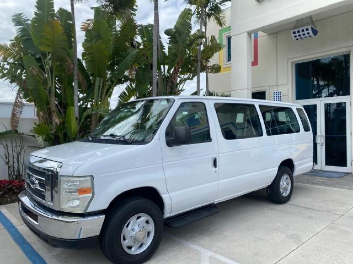 2008 Oxford White /Medium Flint Ford Econoline Wagon XLT 15 PASSENGERS E350 CLEAN (1FBSS31L78D) with an 5.4L EFI V8 Engine engine, Automatic transmission, located at 4701 North Dixie Hwy, Pompano Beach, FL, 33064, (954) 422-2889, 26.240938, -80.123474 - OUR WEBPAGE FLORIDACARS1.COM HAS OVER 100 PHOTOS AND FREE CARFAX LINK 2008 FORD E-SERIES E-350 SD XLT 15 PASSENGER VIN: 1FBSS31L78DA45023 1 F B S S 3 1 L 7 8 D A 4 5 0 2 3 VAN 5.4L V8 F SOHC 16V GASOLINE REAR WHEEL DRIVE Features ABS Brakes Air Conditioning AM/FM Stereo Automatic Transmission Barn D- Photo#29