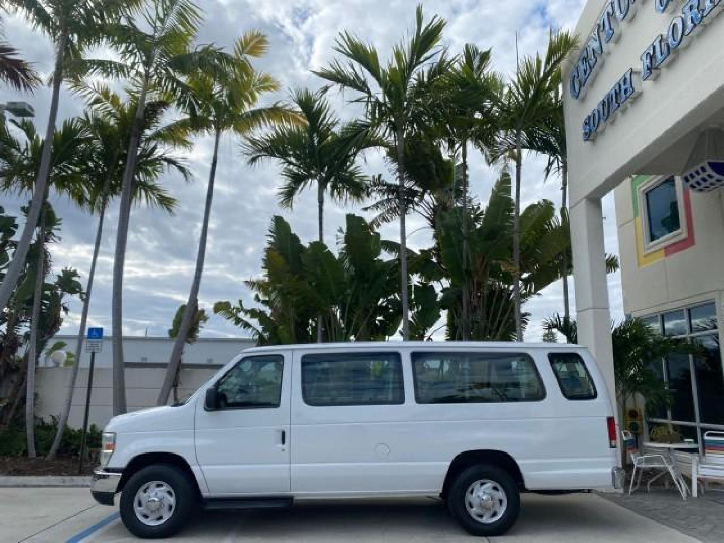 2008 Oxford White /Medium Flint Ford Econoline Wagon XLT 15 PASSENGERS E350 CLEAN (1FBSS31L78D) with an 5.4L EFI V8 Engine engine, Automatic transmission, located at 4701 North Dixie Hwy, Pompano Beach, FL, 33064, (954) 422-2889, 26.240938, -80.123474 - OUR WEBPAGE FLORIDACARS1.COM HAS OVER 100 PHOTOS AND FREE CARFAX LINK 2008 FORD E-SERIES E-350 SD XLT 15 PASSENGER VIN: 1FBSS31L78DA45023 1 F B S S 3 1 L 7 8 D A 4 5 0 2 3 VAN 5.4L V8 F SOHC 16V GASOLINE REAR WHEEL DRIVE Features ABS Brakes Air Conditioning AM/FM Stereo Automatic Transmission Barn D- Photo#30