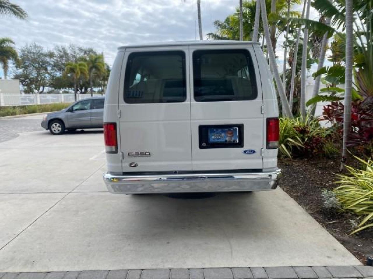 2008 Oxford White /Medium Flint Ford Econoline Wagon XLT 15 PASSENGERS E350 CLEAN (1FBSS31L78D) with an 5.4L EFI V8 Engine engine, Automatic transmission, located at 4701 North Dixie Hwy, Pompano Beach, FL, 33064, (954) 422-2889, 26.240938, -80.123474 - OUR WEBPAGE FLORIDACARS1.COM HAS OVER 100 PHOTOS AND FREE CARFAX LINK 2008 FORD E-SERIES E-350 SD XLT 15 PASSENGER VIN: 1FBSS31L78DA45023 1 F B S S 3 1 L 7 8 D A 4 5 0 2 3 VAN 5.4L V8 F SOHC 16V GASOLINE REAR WHEEL DRIVE Features ABS Brakes Air Conditioning AM/FM Stereo Automatic Transmission Barn D- Photo#34