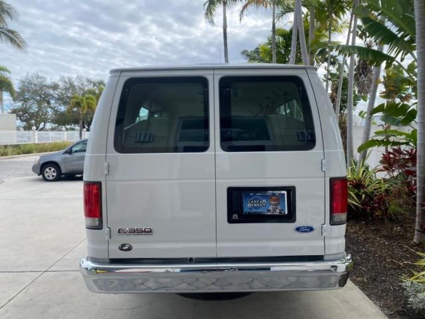 2008 Oxford White /Medium Flint Ford Econoline Wagon XLT 15 PASSENGERS E350 CLEAN (1FBSS31L78D) with an 5.4L EFI V8 Engine engine, Automatic transmission, located at 4701 North Dixie Hwy, Pompano Beach, FL, 33064, (954) 422-2889, 26.240938, -80.123474 - OUR WEBPAGE FLORIDACARS1.COM HAS OVER 100 PHOTOS AND FREE CARFAX LINK 2008 FORD E-SERIES E-350 SD XLT 15 PASSENGER VIN: 1FBSS31L78DA45023 1 F B S S 3 1 L 7 8 D A 4 5 0 2 3 VAN 5.4L V8 F SOHC 16V GASOLINE REAR WHEEL DRIVE Features ABS Brakes Air Conditioning AM/FM Stereo Automatic Transmission Barn D- Photo#35
