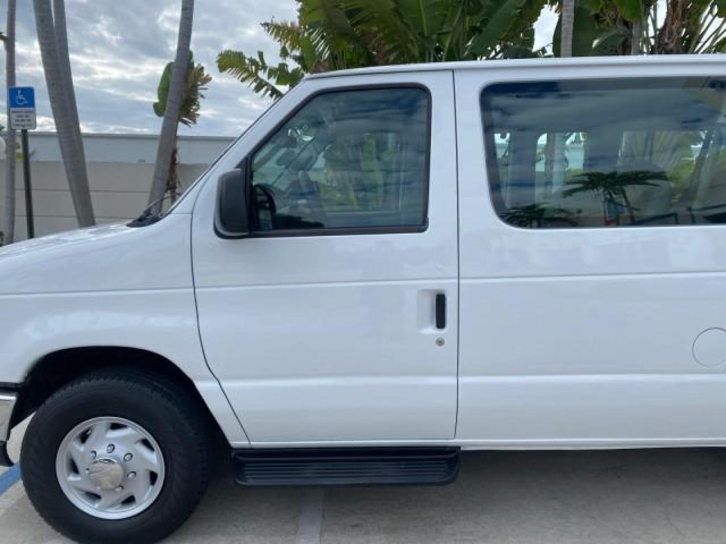 2008 Oxford White /Medium Flint Ford Econoline Wagon XLT 15 PASSENGERS E350 CLEAN (1FBSS31L78D) with an 5.4L EFI V8 Engine engine, Automatic transmission, located at 4701 North Dixie Hwy, Pompano Beach, FL, 33064, (954) 422-2889, 26.240938, -80.123474 - OUR WEBPAGE FLORIDACARS1.COM HAS OVER 100 PHOTOS AND FREE CARFAX LINK 2008 FORD E-SERIES E-350 SD XLT 15 PASSENGER VIN: 1FBSS31L78DA45023 1 F B S S 3 1 L 7 8 D A 4 5 0 2 3 VAN 5.4L V8 F SOHC 16V GASOLINE REAR WHEEL DRIVE Features ABS Brakes Air Conditioning AM/FM Stereo Automatic Transmission Barn D- Photo#37