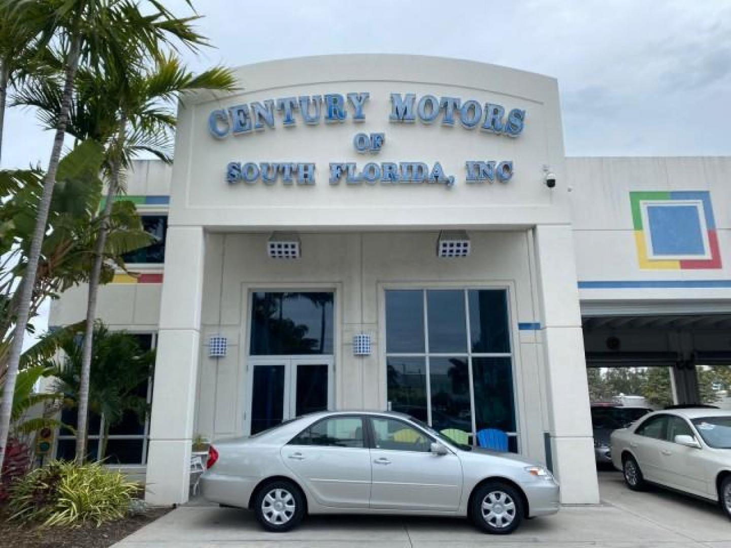 2002 Desert Sand Mica /Stone Toyota Camry LE 4CYL LOW MILES 43,045 1 OWNER (4T1BE32K72U) with an 2.4L Twin-Cam EFI 16-Valve 4-Cyl Engine engine, Automatic transmission, located at 4701 North Dixie Hwy, Pompano Beach, FL, 33064, (954) 422-2889, 26.240938, -80.123474 - OUR WEBPAGE FLORIDACARS1.COM HAS OVER 100 PHOTOS AND FREE CARFAX LINK 2002 TOYOTA CAMRY LE 1 OWNER NORTH CAROLINA RETIREE 40 SERVICES PAMPERED VIN: 4T1BE32K72U051836 4 T 1 B E 3 2 K 7 2 U 0 5 1 8 3 6 SEDAN 4 DR 2.4L I4 F DOHC 16V GASOLINE 32 MPG GREAT COMMUTER CAR VERY DEPENDABLE FRONT WHEEL DRIVE F - Photo#0