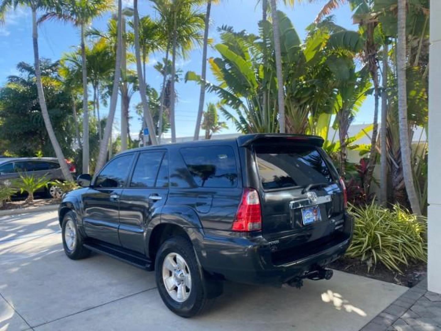 2007 Galactic Gray Mica /Dark Charcoal Toyota 4Runner SR5 Sport LIMITED LEATHER (JTEZU14R278) with an 4.0L DOHC SMPI 24-Valve VVT-i V6 Engine engine, Automatic transmission, located at 4701 North Dixie Hwy, Pompano Beach, FL, 33064, (954) 422-2889, 26.240938, -80.123474 - OUR WEBPAGE FLORIDACARS1.COM HAS OVER 100 PHOTOS AND FREE CARFAX LINK 2007 TOYOTA 4RUNNER SR5 SPORT LIMITED LEATHER LOADED REAR WHEEL DRIVE WITH TOW PACKAGE VIN: JTEZU14R278075056 J T E Z U 1 4 R 2 7 8 0 7 5 0 5 6 4 DOOR WAGON/SPORT UTILITY 4.0L V6 F DOHC 24V GASOLINE 22 MPG REAR WHEEL DRIVE Feature- Photo#5