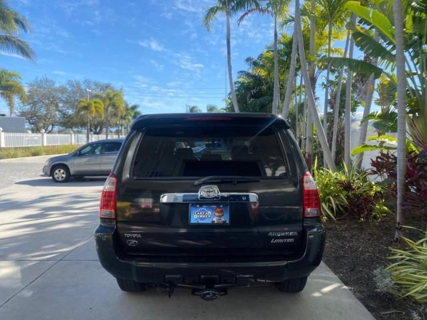 2007 Galactic Gray Mica /Dark Charcoal Toyota 4Runner SR5 Sport LIMITED LEATHER (JTEZU14R278) with an 4.0L DOHC SMPI 24-Valve VVT-i V6 Engine engine, Automatic transmission, located at 4701 North Dixie Hwy, Pompano Beach, FL, 33064, (954) 422-2889, 26.240938, -80.123474 - OUR WEBPAGE FLORIDACARS1.COM HAS OVER 100 PHOTOS AND FREE CARFAX LINK 2007 TOYOTA 4RUNNER SR5 SPORT LIMITED LEATHER LOADED REAR WHEEL DRIVE WITH TOW PACKAGE VIN: JTEZU14R278075056 J T E Z U 1 4 R 2 7 8 0 7 5 0 5 6 4 DOOR WAGON/SPORT UTILITY 4.0L V6 F DOHC 24V GASOLINE 22 MPG REAR WHEEL DRIVE Feature- Photo#6