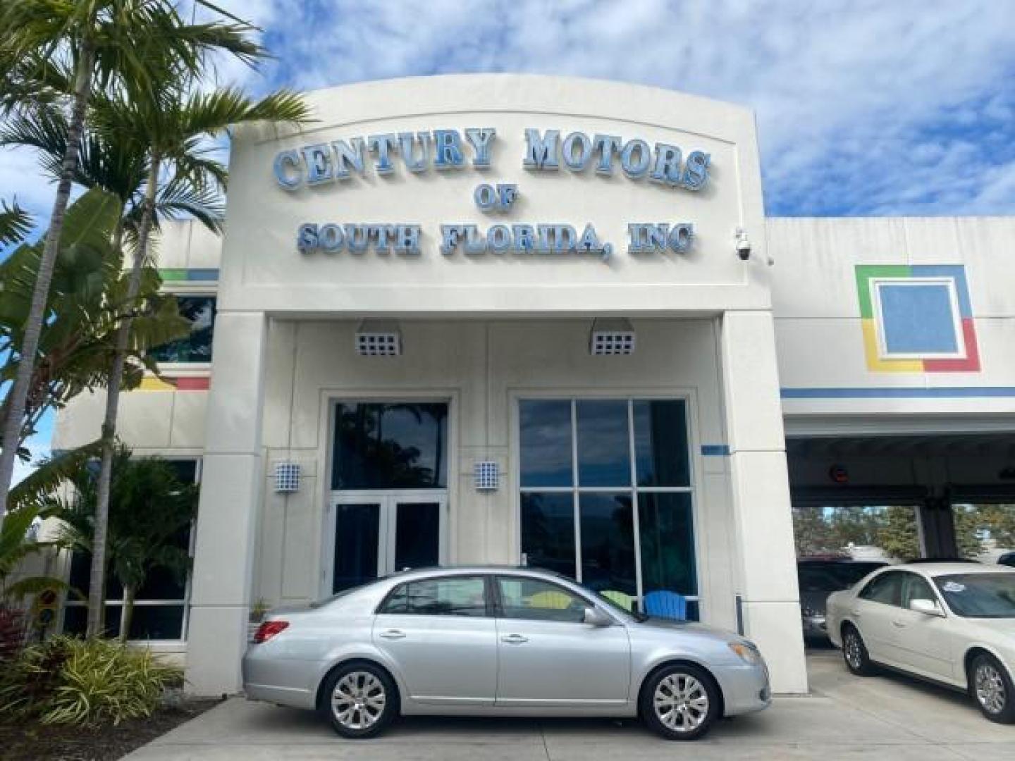 2009 Classic Silver Metallic /Graphite Toyota Avalon XLS LOW MILES 38,036 1 OWNER (4T1BK36B09U) with an 3.5L DOHC EFI 24-Valve V6 Engine engine, Automatic transmission, located at 4701 North Dixie Hwy, Pompano Beach, FL, 33064, (954) 422-2889, 26.240938, -80.123474 - OUR WEBPAGE FLORIDACARS1.COM HAS OVER 100 PHOTOS AND FREE CARFAX LINK 2009 TOYOTA AVALON XLS 1 OWNER FLORIDA SUNROOF LEATHER LIKE NEW VIN: 4T1BK36B09U347729 4 T 1 B K 3 6 B 0 9 U 3 4 7 7 2 9 SEDAN 4 DR 3.5L V6 F DOHC 24V GASOLINE 28 MPG FRONT WHEEL DRIVE Features ABS Brakes Air Conditioning Alloy Wh - Photo#0