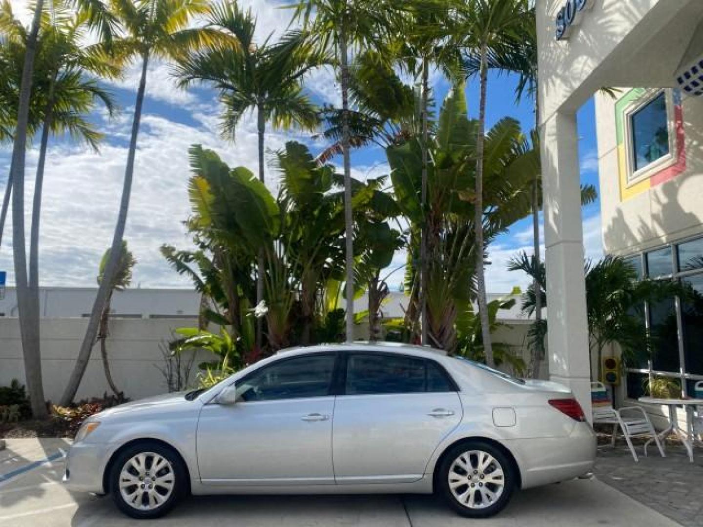 2009 Classic Silver Metallic /Graphite Toyota Avalon XLS LOW MILES 38,036 1 OWNER (4T1BK36B09U) with an 3.5L DOHC EFI 24-Valve V6 Engine engine, Automatic transmission, located at 4701 North Dixie Hwy, Pompano Beach, FL, 33064, (954) 422-2889, 26.240938, -80.123474 - OUR WEBPAGE FLORIDACARS1.COM HAS OVER 100 PHOTOS AND FREE CARFAX LINK 2009 TOYOTA AVALON XLS 1 OWNER FLORIDA SUNROOF LEATHER LIKE NEW VIN: 4T1BK36B09U347729 4 T 1 B K 3 6 B 0 9 U 3 4 7 7 2 9 SEDAN 4 DR 3.5L V6 F DOHC 24V GASOLINE 28 MPG FRONT WHEEL DRIVE Features ABS Brakes Air Conditioning Alloy Wh - Photo#4