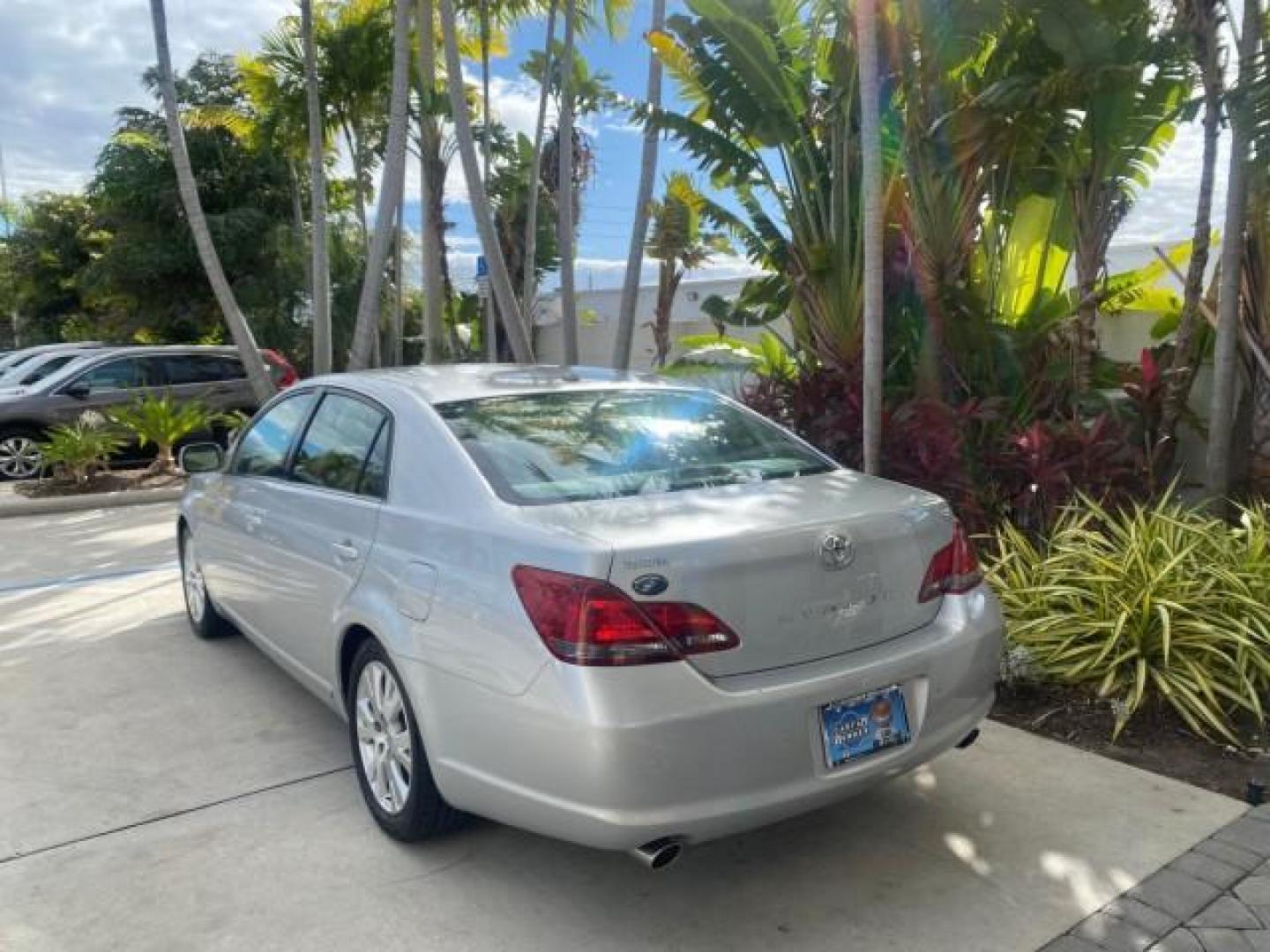 2009 Classic Silver Metallic /Graphite Toyota Avalon XLS LOW MILES 38,036 1 OWNER (4T1BK36B09U) with an 3.5L DOHC EFI 24-Valve V6 Engine engine, Automatic transmission, located at 4701 North Dixie Hwy, Pompano Beach, FL, 33064, (954) 422-2889, 26.240938, -80.123474 - OUR WEBPAGE FLORIDACARS1.COM HAS OVER 100 PHOTOS AND FREE CARFAX LINK 2009 TOYOTA AVALON XLS 1 OWNER FLORIDA SUNROOF LEATHER LIKE NEW VIN: 4T1BK36B09U347729 4 T 1 B K 3 6 B 0 9 U 3 4 7 7 2 9 SEDAN 4 DR 3.5L V6 F DOHC 24V GASOLINE 28 MPG FRONT WHEEL DRIVE Features ABS Brakes Air Conditioning Alloy Wh - Photo#5