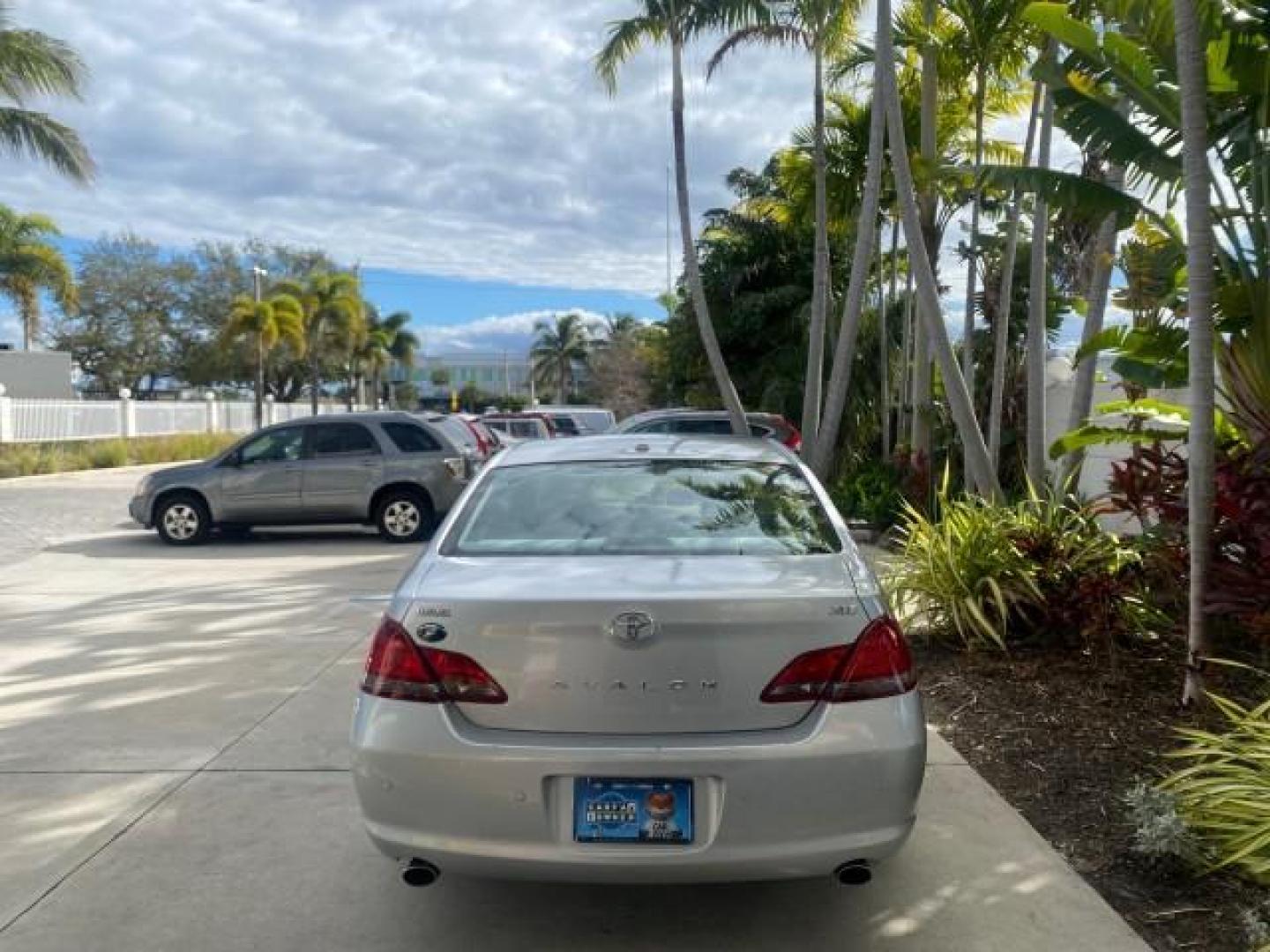 2009 Classic Silver Metallic /Graphite Toyota Avalon XLS LOW MILES 38,036 1 OWNER (4T1BK36B09U) with an 3.5L DOHC EFI 24-Valve V6 Engine engine, Automatic transmission, located at 4701 North Dixie Hwy, Pompano Beach, FL, 33064, (954) 422-2889, 26.240938, -80.123474 - OUR WEBPAGE FLORIDACARS1.COM HAS OVER 100 PHOTOS AND FREE CARFAX LINK 2009 TOYOTA AVALON XLS 1 OWNER FLORIDA SUNROOF LEATHER LIKE NEW VIN: 4T1BK36B09U347729 4 T 1 B K 3 6 B 0 9 U 3 4 7 7 2 9 SEDAN 4 DR 3.5L V6 F DOHC 24V GASOLINE 28 MPG FRONT WHEEL DRIVE Features ABS Brakes Air Conditioning Alloy Wh - Photo#6