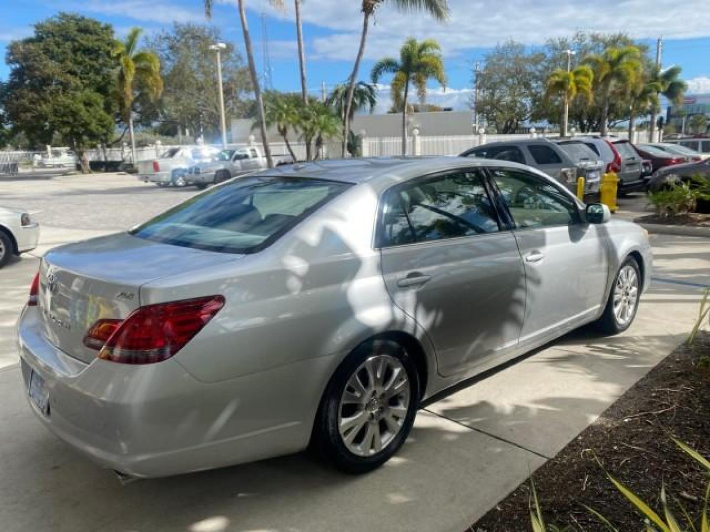 2009 Classic Silver Metallic /Graphite Toyota Avalon XLS LOW MILES 38,036 1 OWNER (4T1BK36B09U) with an 3.5L DOHC EFI 24-Valve V6 Engine engine, Automatic transmission, located at 4701 North Dixie Hwy, Pompano Beach, FL, 33064, (954) 422-2889, 26.240938, -80.123474 - OUR WEBPAGE FLORIDACARS1.COM HAS OVER 100 PHOTOS AND FREE CARFAX LINK 2009 TOYOTA AVALON XLS 1 OWNER FLORIDA SUNROOF LEATHER LIKE NEW VIN: 4T1BK36B09U347729 4 T 1 B K 3 6 B 0 9 U 3 4 7 7 2 9 SEDAN 4 DR 3.5L V6 F DOHC 24V GASOLINE 28 MPG FRONT WHEEL DRIVE Features ABS Brakes Air Conditioning Alloy Wh - Photo#7