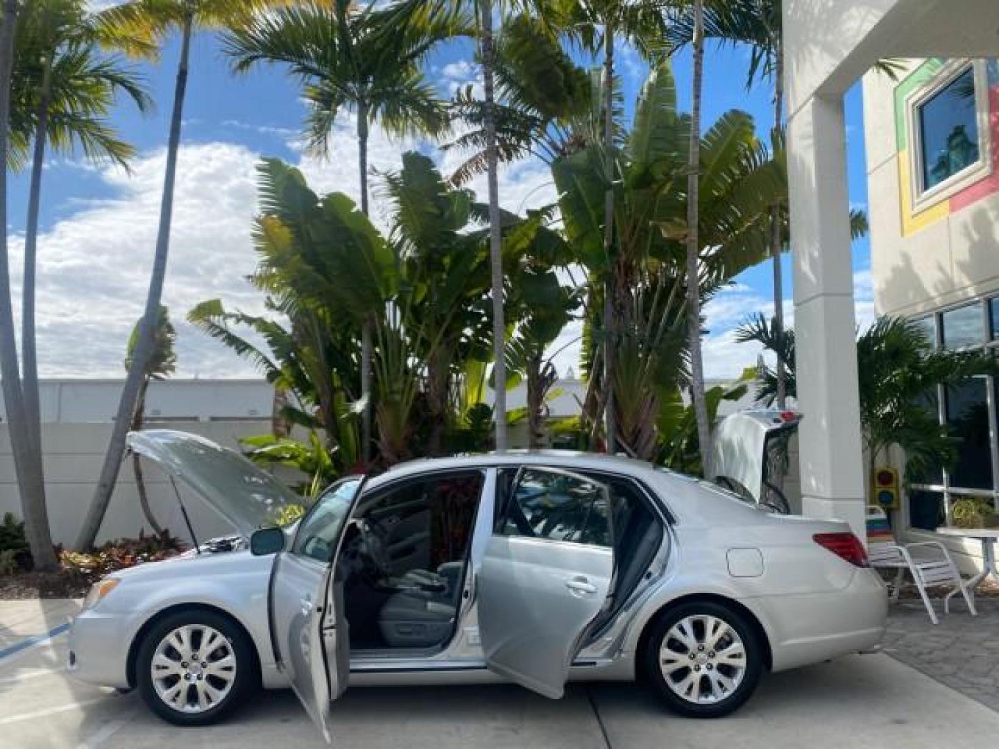2009 Classic Silver Metallic /Graphite Toyota Avalon XLS LOW MILES 38,036 1 OWNER (4T1BK36B09U) with an 3.5L DOHC EFI 24-Valve V6 Engine engine, Automatic transmission, located at 4701 North Dixie Hwy, Pompano Beach, FL, 33064, (954) 422-2889, 26.240938, -80.123474 - OUR WEBPAGE FLORIDACARS1.COM HAS OVER 100 PHOTOS AND FREE CARFAX LINK 2009 TOYOTA AVALON XLS 1 OWNER FLORIDA SUNROOF LEATHER LIKE NEW VIN: 4T1BK36B09U347729 4 T 1 B K 3 6 B 0 9 U 3 4 7 7 2 9 SEDAN 4 DR 3.5L V6 F DOHC 24V GASOLINE 28 MPG FRONT WHEEL DRIVE Features ABS Brakes Air Conditioning Alloy Wh - Photo#8