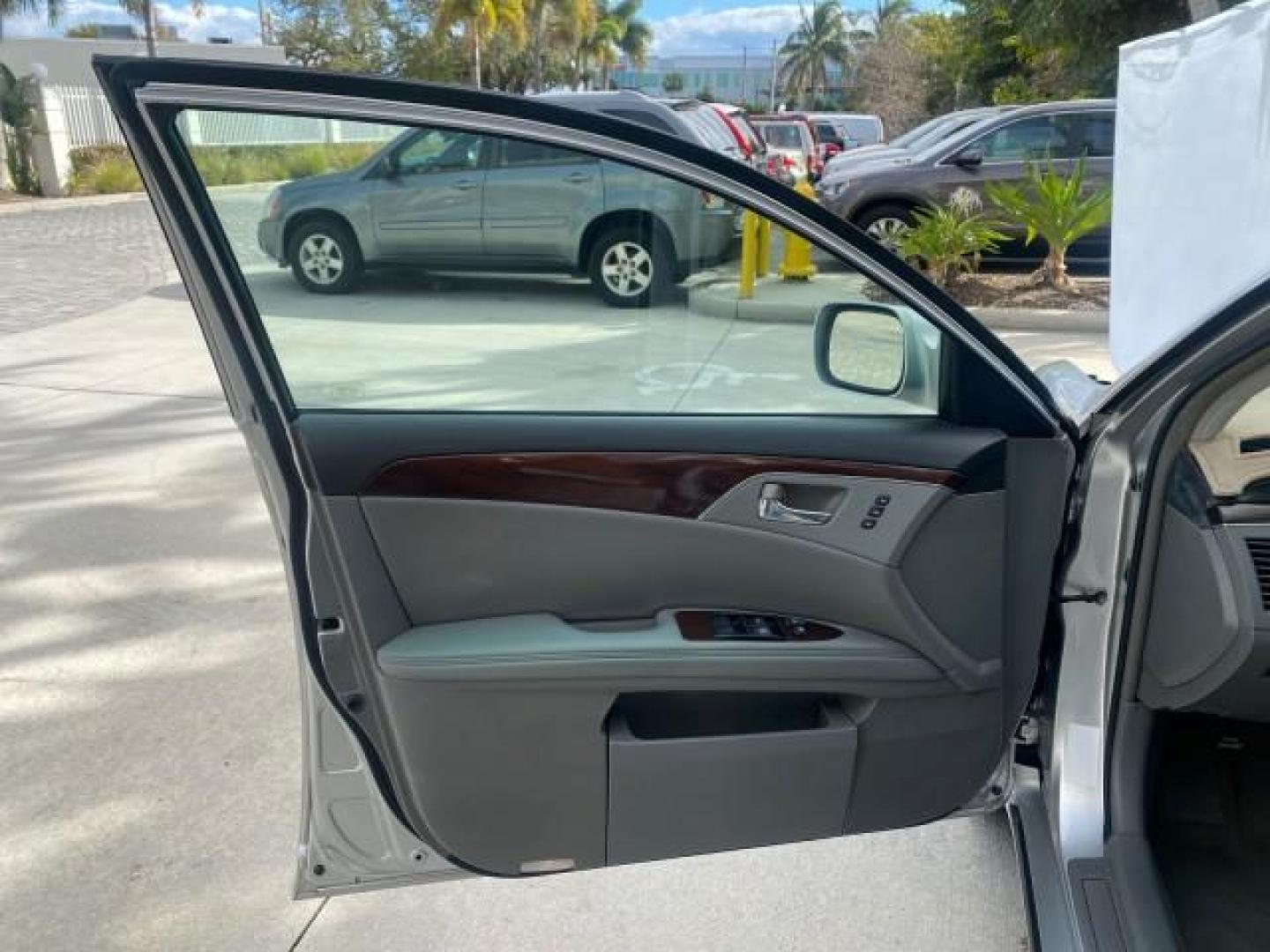 2009 Classic Silver Metallic /Graphite Toyota Avalon XLS LOW MILES 38,036 1 OWNER (4T1BK36B09U) with an 3.5L DOHC EFI 24-Valve V6 Engine engine, Automatic transmission, located at 4701 North Dixie Hwy, Pompano Beach, FL, 33064, (954) 422-2889, 26.240938, -80.123474 - OUR WEBPAGE FLORIDACARS1.COM HAS OVER 100 PHOTOS AND FREE CARFAX LINK 2009 TOYOTA AVALON XLS 1 OWNER FLORIDA SUNROOF LEATHER LIKE NEW VIN: 4T1BK36B09U347729 4 T 1 B K 3 6 B 0 9 U 3 4 7 7 2 9 SEDAN 4 DR 3.5L V6 F DOHC 24V GASOLINE 28 MPG FRONT WHEEL DRIVE Features ABS Brakes Air Conditioning Alloy Wh - Photo#9