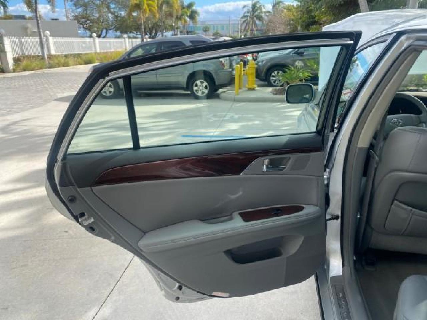 2009 Classic Silver Metallic /Graphite Toyota Avalon XLS LOW MILES 38,036 1 OWNER (4T1BK36B09U) with an 3.5L DOHC EFI 24-Valve V6 Engine engine, Automatic transmission, located at 4701 North Dixie Hwy, Pompano Beach, FL, 33064, (954) 422-2889, 26.240938, -80.123474 - OUR WEBPAGE FLORIDACARS1.COM HAS OVER 100 PHOTOS AND FREE CARFAX LINK 2009 TOYOTA AVALON XLS 1 OWNER FLORIDA SUNROOF LEATHER LIKE NEW VIN: 4T1BK36B09U347729 4 T 1 B K 3 6 B 0 9 U 3 4 7 7 2 9 SEDAN 4 DR 3.5L V6 F DOHC 24V GASOLINE 28 MPG FRONT WHEEL DRIVE Features ABS Brakes Air Conditioning Alloy Wh - Photo#13