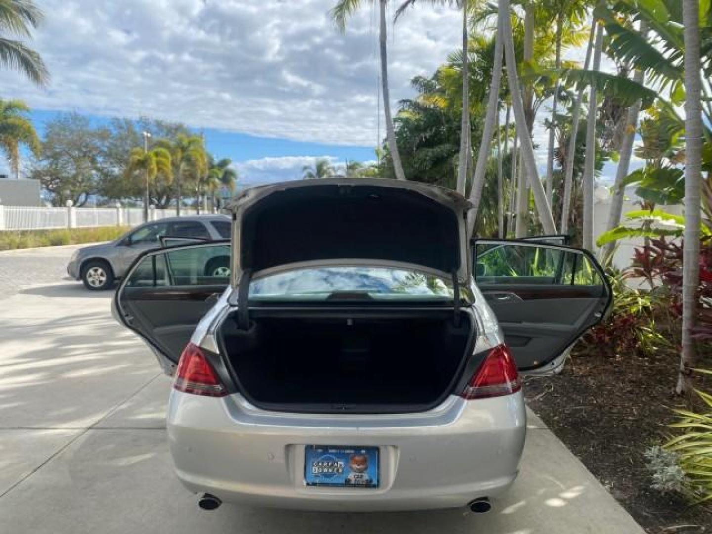 2009 Classic Silver Metallic /Graphite Toyota Avalon XLS LOW MILES 38,036 1 OWNER (4T1BK36B09U) with an 3.5L DOHC EFI 24-Valve V6 Engine engine, Automatic transmission, located at 4701 North Dixie Hwy, Pompano Beach, FL, 33064, (954) 422-2889, 26.240938, -80.123474 - OUR WEBPAGE FLORIDACARS1.COM HAS OVER 100 PHOTOS AND FREE CARFAX LINK 2009 TOYOTA AVALON XLS 1 OWNER FLORIDA SUNROOF LEATHER LIKE NEW VIN: 4T1BK36B09U347729 4 T 1 B K 3 6 B 0 9 U 3 4 7 7 2 9 SEDAN 4 DR 3.5L V6 F DOHC 24V GASOLINE 28 MPG FRONT WHEEL DRIVE Features ABS Brakes Air Conditioning Alloy Wh - Photo#15