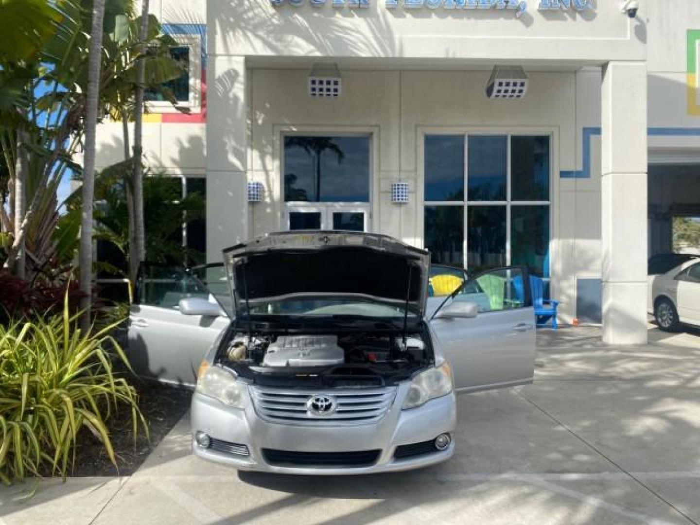 2009 Classic Silver Metallic /Graphite Toyota Avalon XLS LOW MILES 38,036 1 OWNER (4T1BK36B09U) with an 3.5L DOHC EFI 24-Valve V6 Engine engine, Automatic transmission, located at 4701 North Dixie Hwy, Pompano Beach, FL, 33064, (954) 422-2889, 26.240938, -80.123474 - OUR WEBPAGE FLORIDACARS1.COM HAS OVER 100 PHOTOS AND FREE CARFAX LINK 2009 TOYOTA AVALON XLS 1 OWNER FLORIDA SUNROOF LEATHER LIKE NEW VIN: 4T1BK36B09U347729 4 T 1 B K 3 6 B 0 9 U 3 4 7 7 2 9 SEDAN 4 DR 3.5L V6 F DOHC 24V GASOLINE 28 MPG FRONT WHEEL DRIVE Features ABS Brakes Air Conditioning Alloy Wh - Photo#16