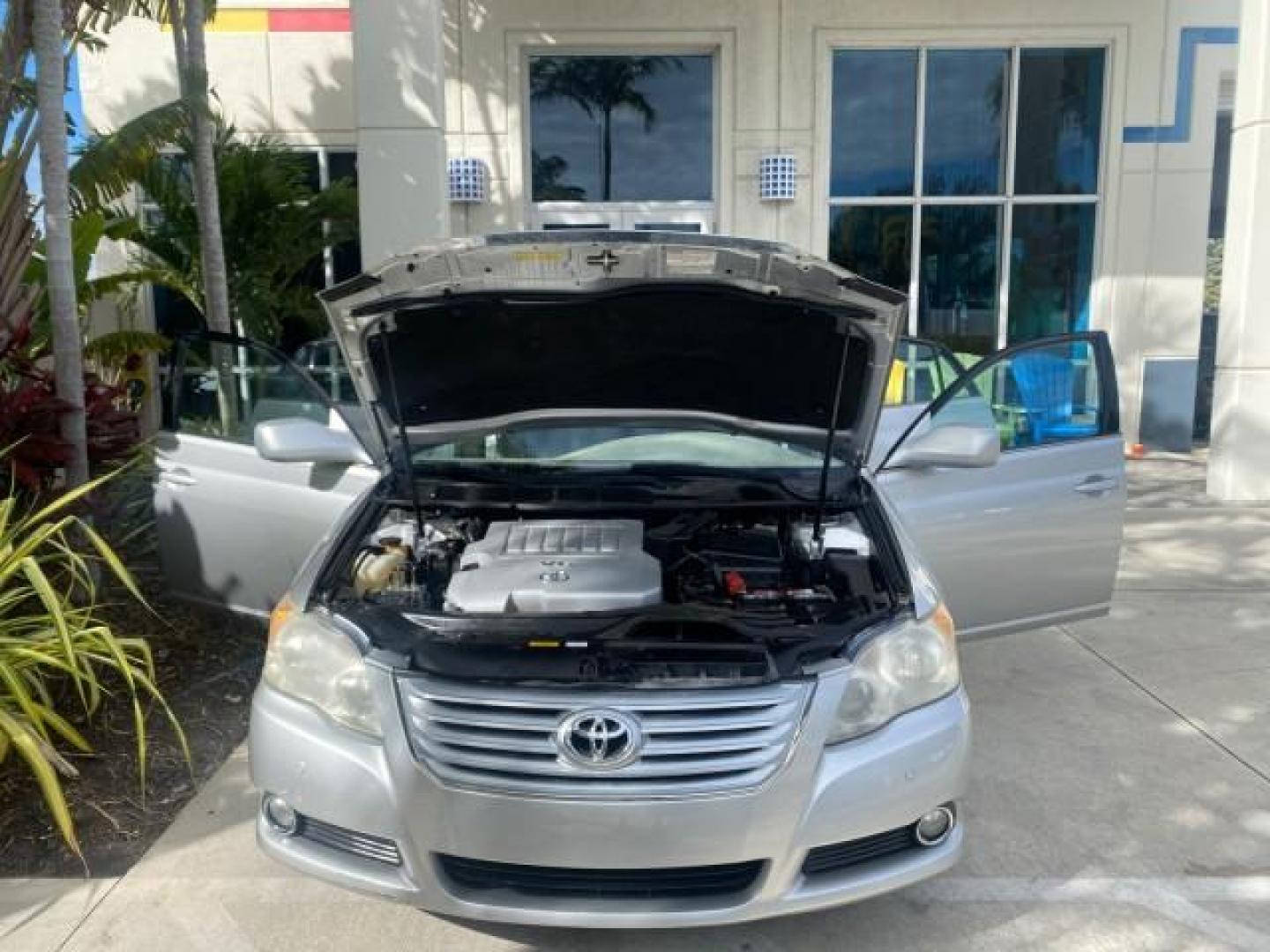 2009 Classic Silver Metallic /Graphite Toyota Avalon XLS LOW MILES 38,036 1 OWNER (4T1BK36B09U) with an 3.5L DOHC EFI 24-Valve V6 Engine engine, Automatic transmission, located at 4701 North Dixie Hwy, Pompano Beach, FL, 33064, (954) 422-2889, 26.240938, -80.123474 - OUR WEBPAGE FLORIDACARS1.COM HAS OVER 100 PHOTOS AND FREE CARFAX LINK 2009 TOYOTA AVALON XLS 1 OWNER FLORIDA SUNROOF LEATHER LIKE NEW VIN: 4T1BK36B09U347729 4 T 1 B K 3 6 B 0 9 U 3 4 7 7 2 9 SEDAN 4 DR 3.5L V6 F DOHC 24V GASOLINE 28 MPG FRONT WHEEL DRIVE Features ABS Brakes Air Conditioning Alloy Wh - Photo#17