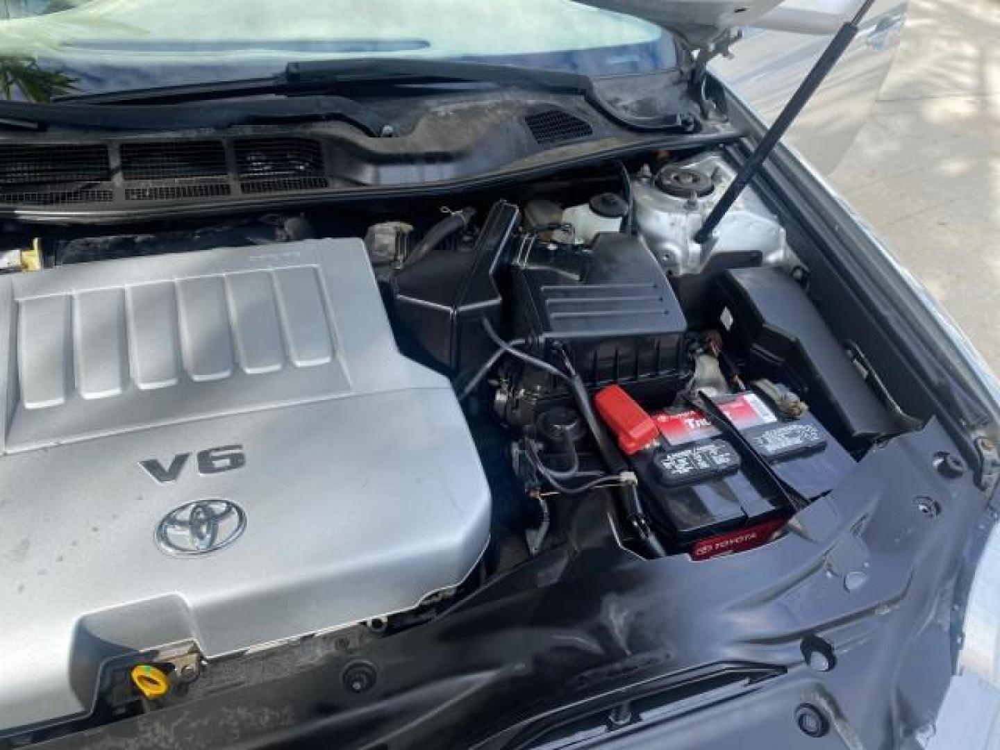 2009 Classic Silver Metallic /Graphite Toyota Avalon XLS LOW MILES 38,036 1 OWNER (4T1BK36B09U) with an 3.5L DOHC EFI 24-Valve V6 Engine engine, Automatic transmission, located at 4701 North Dixie Hwy, Pompano Beach, FL, 33064, (954) 422-2889, 26.240938, -80.123474 - OUR WEBPAGE FLORIDACARS1.COM HAS OVER 100 PHOTOS AND FREE CARFAX LINK 2009 TOYOTA AVALON XLS 1 OWNER FLORIDA SUNROOF LEATHER LIKE NEW VIN: 4T1BK36B09U347729 4 T 1 B K 3 6 B 0 9 U 3 4 7 7 2 9 SEDAN 4 DR 3.5L V6 F DOHC 24V GASOLINE 28 MPG FRONT WHEEL DRIVE Features ABS Brakes Air Conditioning Alloy Wh - Photo#25