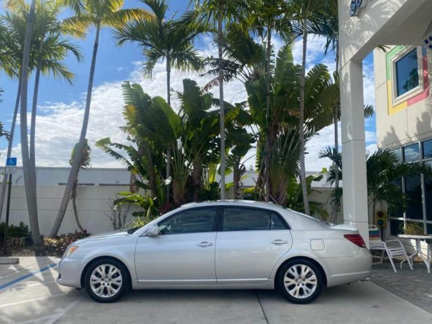 2009 Classic Silver Metallic /Graphite Toyota Avalon XLS LOW MILES 38,036 1 OWNER (4T1BK36B09U) with an 3.5L DOHC EFI 24-Valve V6 Engine engine, Automatic transmission, located at 4701 North Dixie Hwy, Pompano Beach, FL, 33064, (954) 422-2889, 26.240938, -80.123474 - OUR WEBPAGE FLORIDACARS1.COM HAS OVER 100 PHOTOS AND FREE CARFAX LINK 2009 TOYOTA AVALON XLS 1 OWNER FLORIDA SUNROOF LEATHER LIKE NEW VIN: 4T1BK36B09U347729 4 T 1 B K 3 6 B 0 9 U 3 4 7 7 2 9 SEDAN 4 DR 3.5L V6 F DOHC 24V GASOLINE 28 MPG FRONT WHEEL DRIVE Features ABS Brakes Air Conditioning Alloy Wh - Photo#30