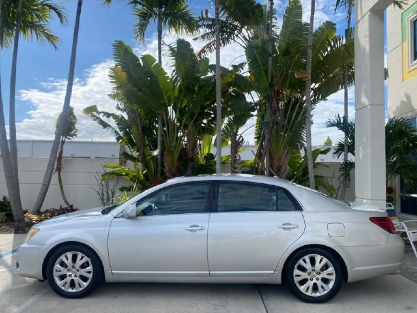 2009 Classic Silver Metallic /Graphite Toyota Avalon XLS LOW MILES 38,036 1 OWNER (4T1BK36B09U) with an 3.5L DOHC EFI 24-Valve V6 Engine engine, Automatic transmission, located at 4701 North Dixie Hwy, Pompano Beach, FL, 33064, (954) 422-2889, 26.240938, -80.123474 - OUR WEBPAGE FLORIDACARS1.COM HAS OVER 100 PHOTOS AND FREE CARFAX LINK 2009 TOYOTA AVALON XLS 1 OWNER FLORIDA SUNROOF LEATHER LIKE NEW VIN: 4T1BK36B09U347729 4 T 1 B K 3 6 B 0 9 U 3 4 7 7 2 9 SEDAN 4 DR 3.5L V6 F DOHC 24V GASOLINE 28 MPG FRONT WHEEL DRIVE Features ABS Brakes Air Conditioning Alloy Wh - Photo#31
