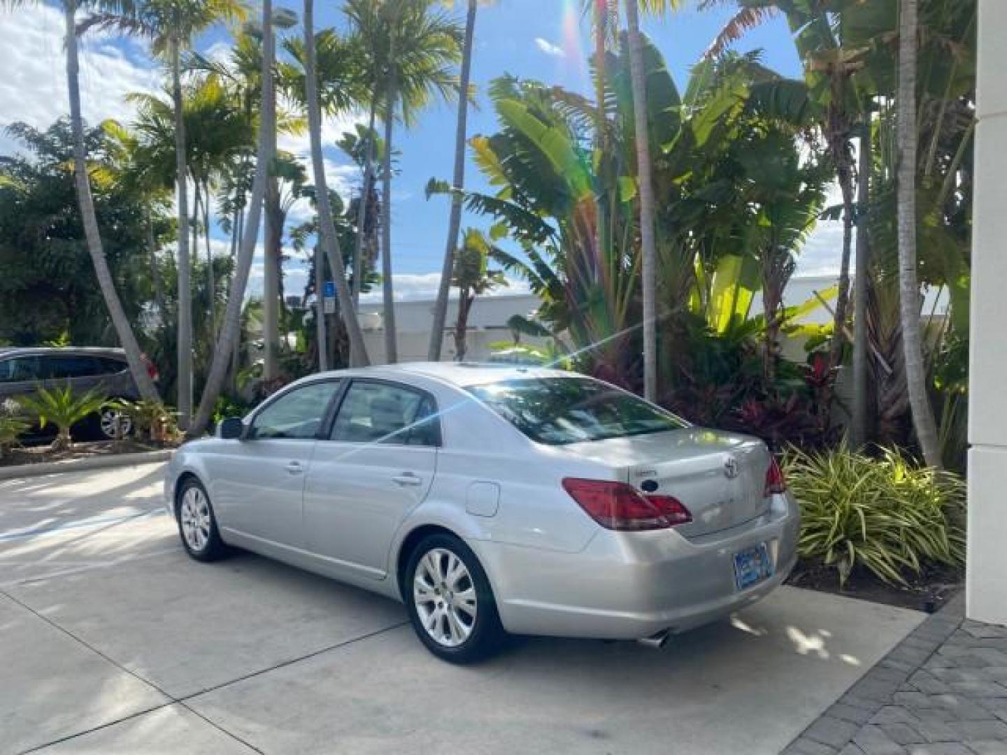 2009 Classic Silver Metallic /Graphite Toyota Avalon XLS LOW MILES 38,036 1 OWNER (4T1BK36B09U) with an 3.5L DOHC EFI 24-Valve V6 Engine engine, Automatic transmission, located at 4701 North Dixie Hwy, Pompano Beach, FL, 33064, (954) 422-2889, 26.240938, -80.123474 - OUR WEBPAGE FLORIDACARS1.COM HAS OVER 100 PHOTOS AND FREE CARFAX LINK 2009 TOYOTA AVALON XLS 1 OWNER FLORIDA SUNROOF LEATHER LIKE NEW VIN: 4T1BK36B09U347729 4 T 1 B K 3 6 B 0 9 U 3 4 7 7 2 9 SEDAN 4 DR 3.5L V6 F DOHC 24V GASOLINE 28 MPG FRONT WHEEL DRIVE Features ABS Brakes Air Conditioning Alloy Wh - Photo#32