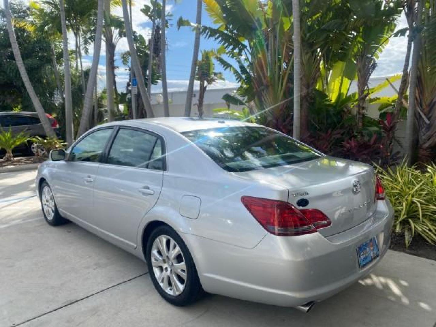2009 Classic Silver Metallic /Graphite Toyota Avalon XLS LOW MILES 38,036 1 OWNER (4T1BK36B09U) with an 3.5L DOHC EFI 24-Valve V6 Engine engine, Automatic transmission, located at 4701 North Dixie Hwy, Pompano Beach, FL, 33064, (954) 422-2889, 26.240938, -80.123474 - OUR WEBPAGE FLORIDACARS1.COM HAS OVER 100 PHOTOS AND FREE CARFAX LINK 2009 TOYOTA AVALON XLS 1 OWNER FLORIDA SUNROOF LEATHER LIKE NEW VIN: 4T1BK36B09U347729 4 T 1 B K 3 6 B 0 9 U 3 4 7 7 2 9 SEDAN 4 DR 3.5L V6 F DOHC 24V GASOLINE 28 MPG FRONT WHEEL DRIVE Features ABS Brakes Air Conditioning Alloy Wh - Photo#33