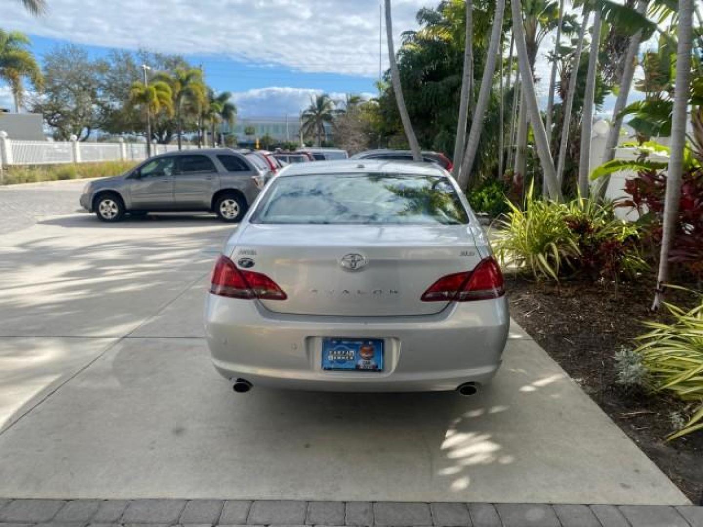 2009 Classic Silver Metallic /Graphite Toyota Avalon XLS LOW MILES 38,036 1 OWNER (4T1BK36B09U) with an 3.5L DOHC EFI 24-Valve V6 Engine engine, Automatic transmission, located at 4701 North Dixie Hwy, Pompano Beach, FL, 33064, (954) 422-2889, 26.240938, -80.123474 - OUR WEBPAGE FLORIDACARS1.COM HAS OVER 100 PHOTOS AND FREE CARFAX LINK 2009 TOYOTA AVALON XLS 1 OWNER FLORIDA SUNROOF LEATHER LIKE NEW VIN: 4T1BK36B09U347729 4 T 1 B K 3 6 B 0 9 U 3 4 7 7 2 9 SEDAN 4 DR 3.5L V6 F DOHC 24V GASOLINE 28 MPG FRONT WHEEL DRIVE Features ABS Brakes Air Conditioning Alloy Wh - Photo#34