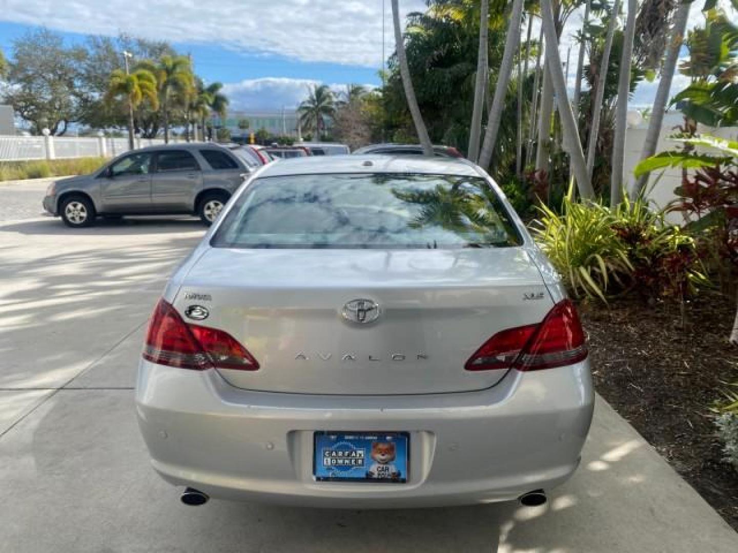 2009 Classic Silver Metallic /Graphite Toyota Avalon XLS LOW MILES 38,036 1 OWNER (4T1BK36B09U) with an 3.5L DOHC EFI 24-Valve V6 Engine engine, Automatic transmission, located at 4701 North Dixie Hwy, Pompano Beach, FL, 33064, (954) 422-2889, 26.240938, -80.123474 - OUR WEBPAGE FLORIDACARS1.COM HAS OVER 100 PHOTOS AND FREE CARFAX LINK 2009 TOYOTA AVALON XLS 1 OWNER FLORIDA SUNROOF LEATHER LIKE NEW VIN: 4T1BK36B09U347729 4 T 1 B K 3 6 B 0 9 U 3 4 7 7 2 9 SEDAN 4 DR 3.5L V6 F DOHC 24V GASOLINE 28 MPG FRONT WHEEL DRIVE Features ABS Brakes Air Conditioning Alloy Wh - Photo#35