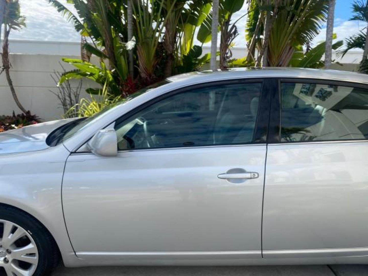 2009 Classic Silver Metallic /Graphite Toyota Avalon XLS LOW MILES 38,036 1 OWNER (4T1BK36B09U) with an 3.5L DOHC EFI 24-Valve V6 Engine engine, Automatic transmission, located at 4701 North Dixie Hwy, Pompano Beach, FL, 33064, (954) 422-2889, 26.240938, -80.123474 - OUR WEBPAGE FLORIDACARS1.COM HAS OVER 100 PHOTOS AND FREE CARFAX LINK 2009 TOYOTA AVALON XLS 1 OWNER FLORIDA SUNROOF LEATHER LIKE NEW VIN: 4T1BK36B09U347729 4 T 1 B K 3 6 B 0 9 U 3 4 7 7 2 9 SEDAN 4 DR 3.5L V6 F DOHC 24V GASOLINE 28 MPG FRONT WHEEL DRIVE Features ABS Brakes Air Conditioning Alloy Wh - Photo#37