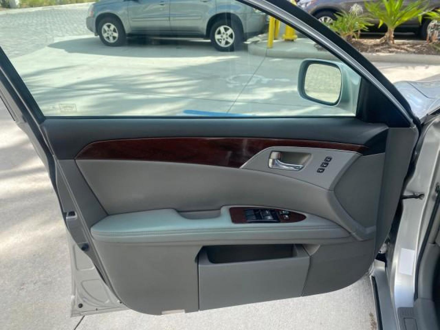 2009 Classic Silver Metallic /Graphite Toyota Avalon XLS LOW MILES 38,036 1 OWNER (4T1BK36B09U) with an 3.5L DOHC EFI 24-Valve V6 Engine engine, Automatic transmission, located at 4701 North Dixie Hwy, Pompano Beach, FL, 33064, (954) 422-2889, 26.240938, -80.123474 - OUR WEBPAGE FLORIDACARS1.COM HAS OVER 100 PHOTOS AND FREE CARFAX LINK 2009 TOYOTA AVALON XLS 1 OWNER FLORIDA SUNROOF LEATHER LIKE NEW VIN: 4T1BK36B09U347729 4 T 1 B K 3 6 B 0 9 U 3 4 7 7 2 9 SEDAN 4 DR 3.5L V6 F DOHC 24V GASOLINE 28 MPG FRONT WHEEL DRIVE Features ABS Brakes Air Conditioning Alloy Wh - Photo#41