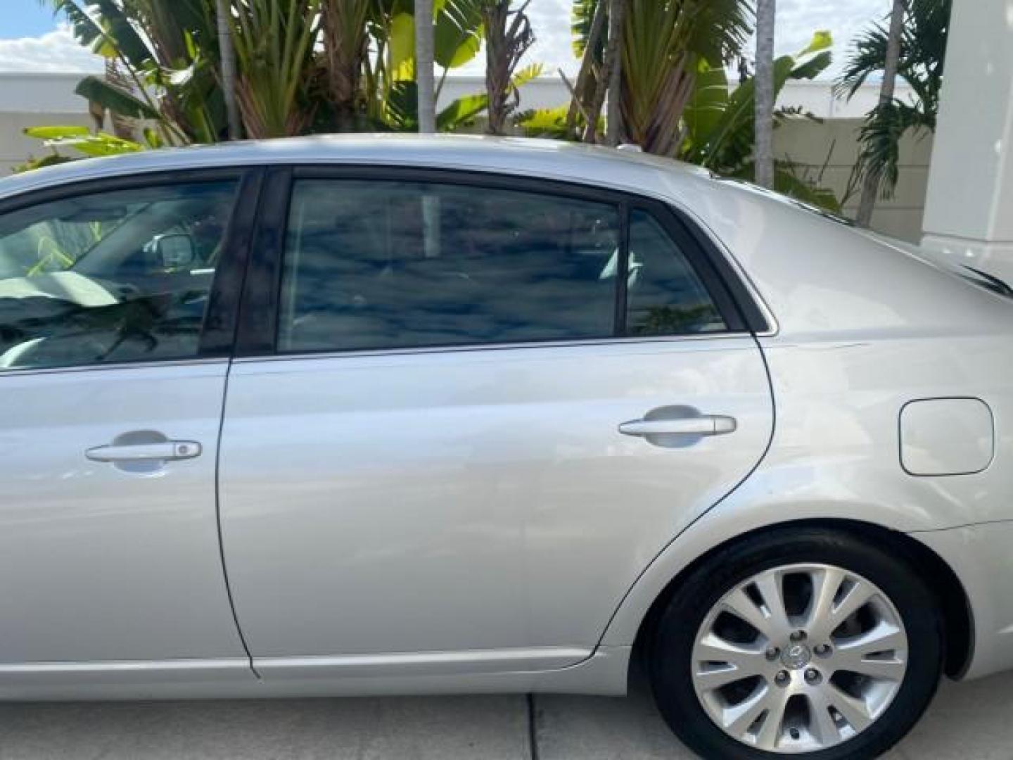 2009 Classic Silver Metallic /Graphite Toyota Avalon XLS LOW MILES 38,036 1 OWNER (4T1BK36B09U) with an 3.5L DOHC EFI 24-Valve V6 Engine engine, Automatic transmission, located at 4701 North Dixie Hwy, Pompano Beach, FL, 33064, (954) 422-2889, 26.240938, -80.123474 - OUR WEBPAGE FLORIDACARS1.COM HAS OVER 100 PHOTOS AND FREE CARFAX LINK 2009 TOYOTA AVALON XLS 1 OWNER FLORIDA SUNROOF LEATHER LIKE NEW VIN: 4T1BK36B09U347729 4 T 1 B K 3 6 B 0 9 U 3 4 7 7 2 9 SEDAN 4 DR 3.5L V6 F DOHC 24V GASOLINE 28 MPG FRONT WHEEL DRIVE Features ABS Brakes Air Conditioning Alloy Wh - Photo#77