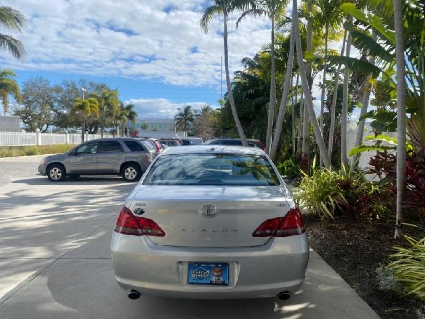 2009 Classic Silver Metallic /Graphite Toyota Avalon XLS LOW MILES 38,036 1 OWNER (4T1BK36B09U) with an 3.5L DOHC EFI 24-Valve V6 Engine engine, Automatic transmission, located at 4701 North Dixie Hwy, Pompano Beach, FL, 33064, (954) 422-2889, 26.240938, -80.123474 - OUR WEBPAGE FLORIDACARS1.COM HAS OVER 100 PHOTOS AND FREE CARFAX LINK 2009 TOYOTA AVALON XLS 1 OWNER FLORIDA SUNROOF LEATHER LIKE NEW VIN: 4T1BK36B09U347729 4 T 1 B K 3 6 B 0 9 U 3 4 7 7 2 9 SEDAN 4 DR 3.5L V6 F DOHC 24V GASOLINE 28 MPG FRONT WHEEL DRIVE Features ABS Brakes Air Conditioning Alloy Wh - Photo#95