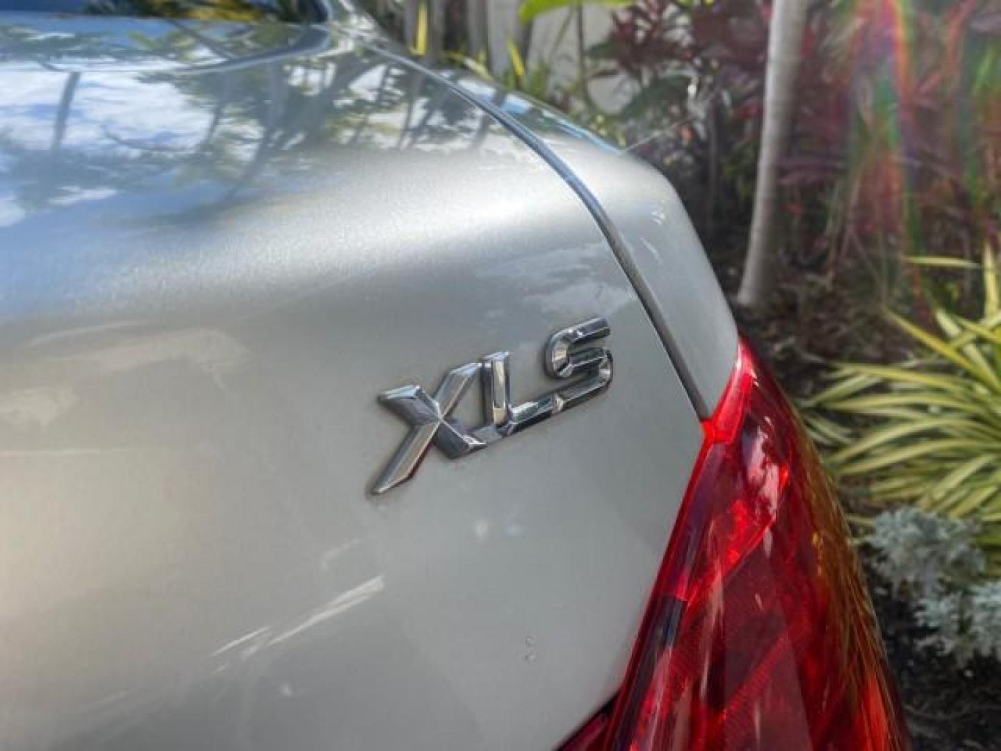 2009 Classic Silver Metallic /Graphite Toyota Avalon XLS LOW MILES 38,036 1 OWNER (4T1BK36B09U) with an 3.5L DOHC EFI 24-Valve V6 Engine engine, Automatic transmission, located at 4701 North Dixie Hwy, Pompano Beach, FL, 33064, (954) 422-2889, 26.240938, -80.123474 - OUR WEBPAGE FLORIDACARS1.COM HAS OVER 100 PHOTOS AND FREE CARFAX LINK 2009 TOYOTA AVALON XLS 1 OWNER FLORIDA SUNROOF LEATHER LIKE NEW VIN: 4T1BK36B09U347729 4 T 1 B K 3 6 B 0 9 U 3 4 7 7 2 9 SEDAN 4 DR 3.5L V6 F DOHC 24V GASOLINE 28 MPG FRONT WHEEL DRIVE Features ABS Brakes Air Conditioning Alloy Wh - Photo#98