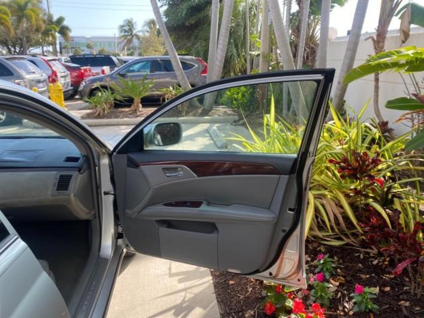 2009 Classic Silver Metallic /Graphite Toyota Avalon XLS LOW MILES 38,036 1 OWNER (4T1BK36B09U) with an 3.5L DOHC EFI 24-Valve V6 Engine engine, Automatic transmission, located at 4701 North Dixie Hwy, Pompano Beach, FL, 33064, (954) 422-2889, 26.240938, -80.123474 - OUR WEBPAGE FLORIDACARS1.COM HAS OVER 100 PHOTOS AND FREE CARFAX LINK 2009 TOYOTA AVALON XLS 1 OWNER FLORIDA SUNROOF LEATHER LIKE NEW VIN: 4T1BK36B09U347729 4 T 1 B K 3 6 B 0 9 U 3 4 7 7 2 9 SEDAN 4 DR 3.5L V6 F DOHC 24V GASOLINE 28 MPG FRONT WHEEL DRIVE Features ABS Brakes Air Conditioning Alloy Wh - Photo#11