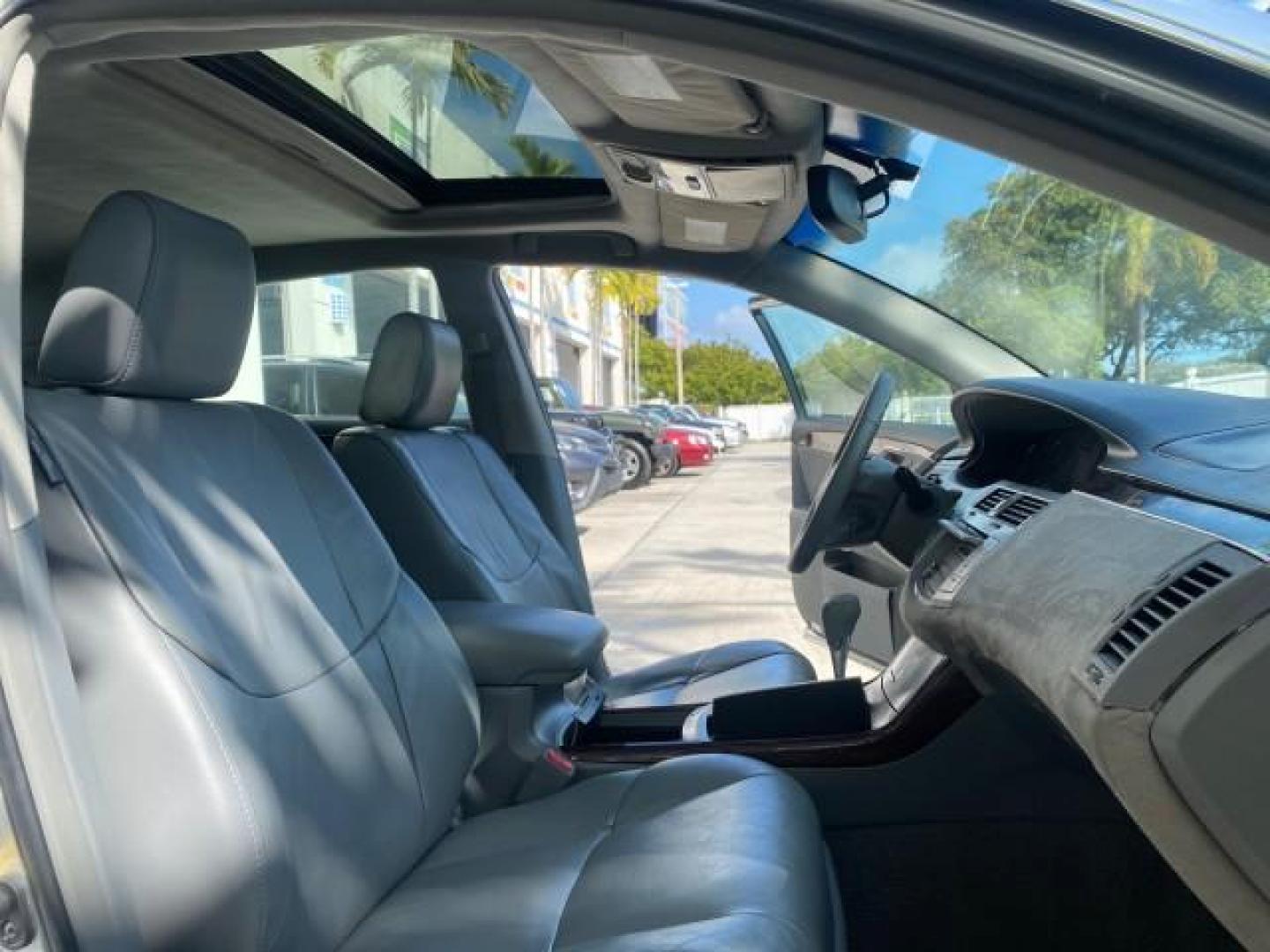 2009 Classic Silver Metallic /Graphite Toyota Avalon XLS LOW MILES 38,036 1 OWNER (4T1BK36B09U) with an 3.5L DOHC EFI 24-Valve V6 Engine engine, Automatic transmission, located at 4701 North Dixie Hwy, Pompano Beach, FL, 33064, (954) 422-2889, 26.240938, -80.123474 - OUR WEBPAGE FLORIDACARS1.COM HAS OVER 100 PHOTOS AND FREE CARFAX LINK 2009 TOYOTA AVALON XLS 1 OWNER FLORIDA SUNROOF LEATHER LIKE NEW VIN: 4T1BK36B09U347729 4 T 1 B K 3 6 B 0 9 U 3 4 7 7 2 9 SEDAN 4 DR 3.5L V6 F DOHC 24V GASOLINE 28 MPG FRONT WHEEL DRIVE Features ABS Brakes Air Conditioning Alloy Wh - Photo#12