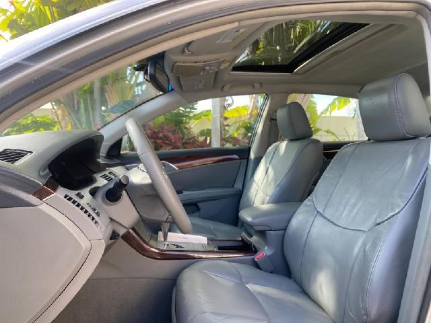 2009 Classic Silver Metallic /Graphite Toyota Avalon XLS LOW MILES 38,036 1 OWNER (4T1BK36B09U) with an 3.5L DOHC EFI 24-Valve V6 Engine engine, Automatic transmission, located at 4701 North Dixie Hwy, Pompano Beach, FL, 33064, (954) 422-2889, 26.240938, -80.123474 - OUR WEBPAGE FLORIDACARS1.COM HAS OVER 100 PHOTOS AND FREE CARFAX LINK 2009 TOYOTA AVALON XLS 1 OWNER FLORIDA SUNROOF LEATHER LIKE NEW VIN: 4T1BK36B09U347729 4 T 1 B K 3 6 B 0 9 U 3 4 7 7 2 9 SEDAN 4 DR 3.5L V6 F DOHC 24V GASOLINE 28 MPG FRONT WHEEL DRIVE Features ABS Brakes Air Conditioning Alloy Wh - Photo#44
