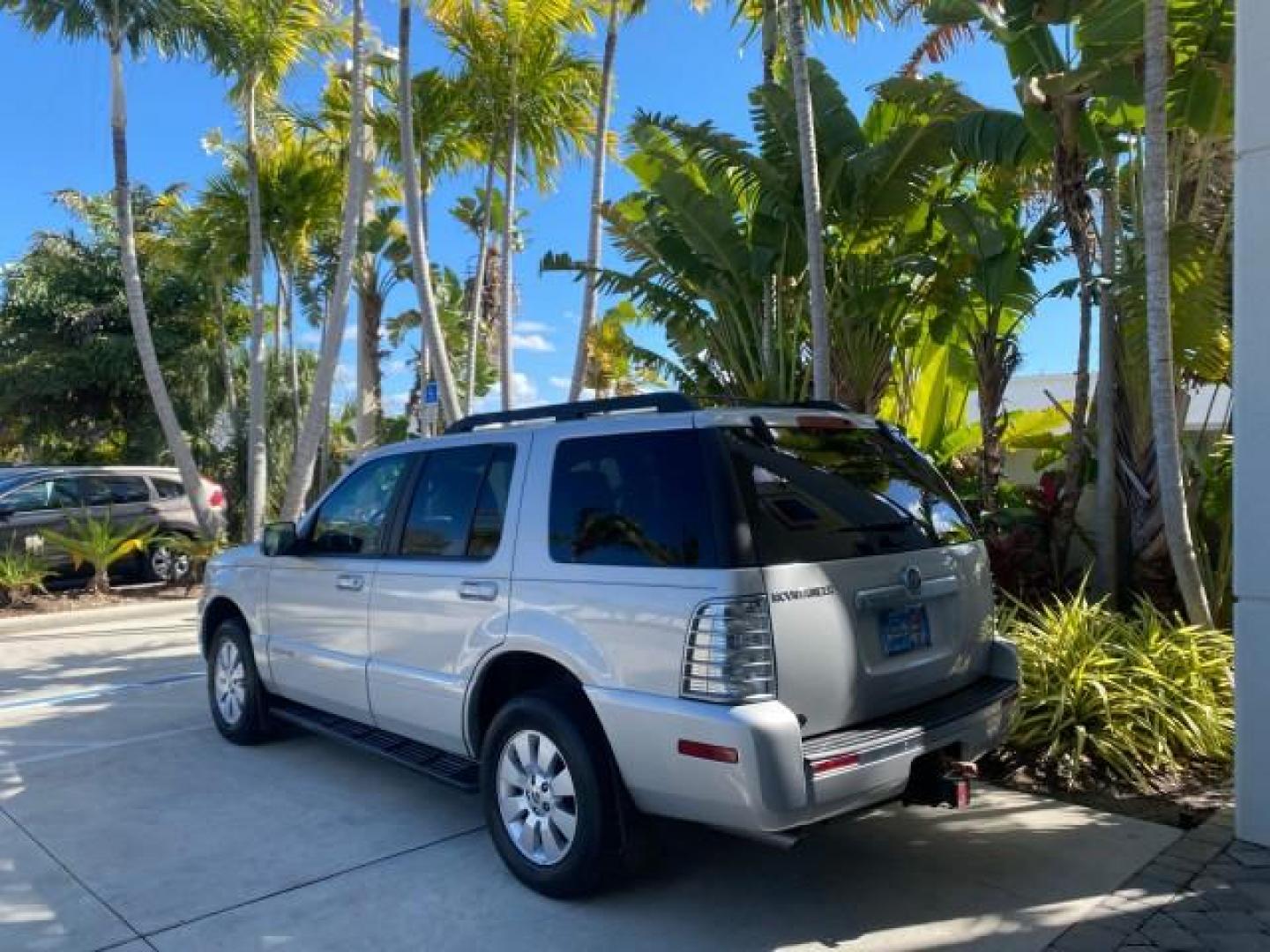 2010 Brilliant Silver Metallic /Charcoal Black Mercury Mountaineer 1 OWNER LOW MILES 78,753 (4M2EN3HE6AU) with an 4.0L SOHC 12-Valve V6 Engine engine, Automatic transmission, located at 4701 North Dixie Hwy, Pompano Beach, FL, 33064, (954) 422-2889, 26.240938, -80.123474 - OUR WEBPAGE FLORIDACARS1.COM HAS OVER 100 PHOTOS AND FREE CARFAX LINK 2010 MERCURY MOUNTAINEER 1 OWNER FLORIDA VIN: 4M2EN3HE6AUJ00892 4 M 2 E N 3 H E 6 A U J 0 0 8 9 2 4 DOOR WAGON/SPORT UTILITY 4.0L V6 F SOHC 12V GASOLINE 20 MPG FRONT WHEEL DRIVE Features ABS Brakes Air Conditioning Alloy Wheels AM - Photo#5