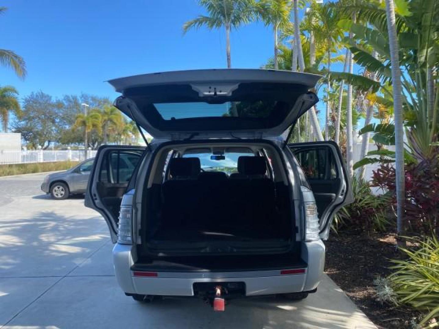 2010 Brilliant Silver Metallic /Charcoal Black Mercury Mountaineer 1 OWNER LOW MILES 78,753 (4M2EN3HE6AU) with an 4.0L SOHC 12-Valve V6 Engine engine, Automatic transmission, located at 4701 North Dixie Hwy, Pompano Beach, FL, 33064, (954) 422-2889, 26.240938, -80.123474 - OUR WEBPAGE FLORIDACARS1.COM HAS OVER 100 PHOTOS AND FREE CARFAX LINK 2010 MERCURY MOUNTAINEER 1 OWNER FLORIDA VIN: 4M2EN3HE6AUJ00892 4 M 2 E N 3 H E 6 A U J 0 0 8 9 2 4 DOOR WAGON/SPORT UTILITY 4.0L V6 F SOHC 12V GASOLINE 20 MPG FRONT WHEEL DRIVE Features ABS Brakes Air Conditioning Alloy Wheels AM - Photo#15