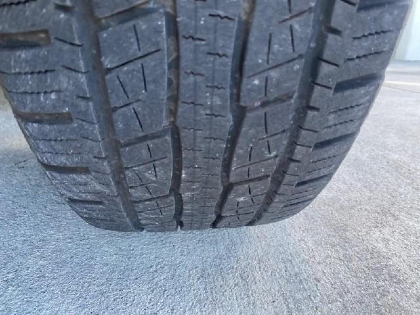 2010 Brilliant Silver Metallic /Charcoal Black Mercury Mountaineer 1 OWNER LOW MILES 78,753 (4M2EN3HE6AU) with an 4.0L SOHC 12-Valve V6 Engine engine, Automatic transmission, located at 4701 North Dixie Hwy, Pompano Beach, FL, 33064, (954) 422-2889, 26.240938, -80.123474 - OUR WEBPAGE FLORIDACARS1.COM HAS OVER 100 PHOTOS AND FREE CARFAX LINK 2010 MERCURY MOUNTAINEER 1 OWNER FLORIDA VIN: 4M2EN3HE6AUJ00892 4 M 2 E N 3 H E 6 A U J 0 0 8 9 2 4 DOOR WAGON/SPORT UTILITY 4.0L V6 F SOHC 12V GASOLINE 20 MPG FRONT WHEEL DRIVE Features ABS Brakes Air Conditioning Alloy Wheels AM - Photo#20