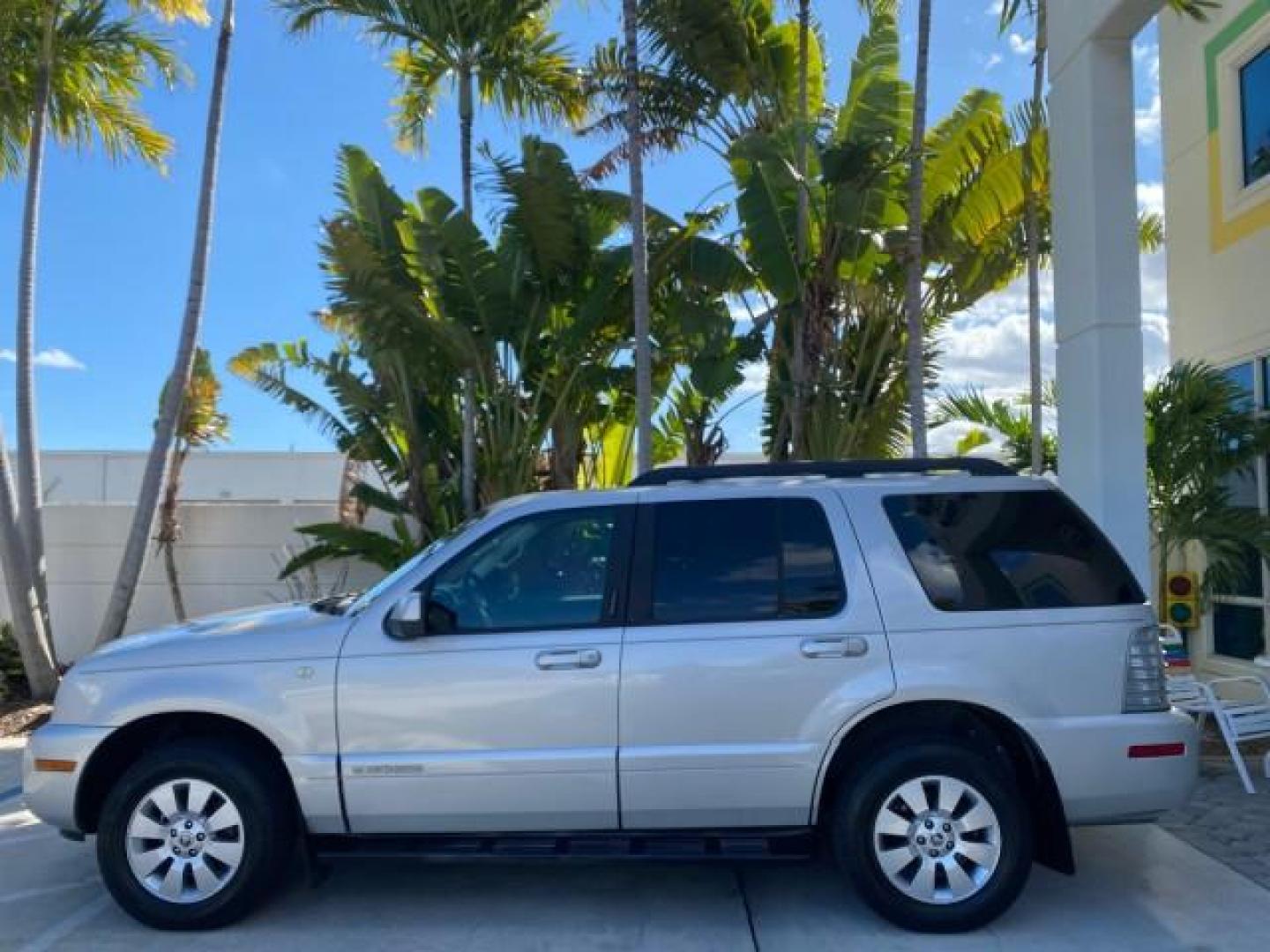 2010 Brilliant Silver Metallic /Charcoal Black Mercury Mountaineer 1 OWNER LOW MILES 78,753 (4M2EN3HE6AU) with an 4.0L SOHC 12-Valve V6 Engine engine, Automatic transmission, located at 4701 North Dixie Hwy, Pompano Beach, FL, 33064, (954) 422-2889, 26.240938, -80.123474 - OUR WEBPAGE FLORIDACARS1.COM HAS OVER 100 PHOTOS AND FREE CARFAX LINK 2010 MERCURY MOUNTAINEER 1 OWNER FLORIDA VIN: 4M2EN3HE6AUJ00892 4 M 2 E N 3 H E 6 A U J 0 0 8 9 2 4 DOOR WAGON/SPORT UTILITY 4.0L V6 F SOHC 12V GASOLINE 20 MPG FRONT WHEEL DRIVE Features ABS Brakes Air Conditioning Alloy Wheels AM - Photo#31