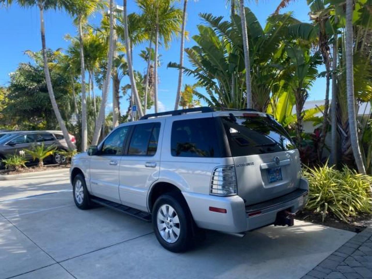 2010 Brilliant Silver Metallic /Charcoal Black Mercury Mountaineer 1 OWNER LOW MILES 78,753 (4M2EN3HE6AU) with an 4.0L SOHC 12-Valve V6 Engine engine, Automatic transmission, located at 4701 North Dixie Hwy, Pompano Beach, FL, 33064, (954) 422-2889, 26.240938, -80.123474 - OUR WEBPAGE FLORIDACARS1.COM HAS OVER 100 PHOTOS AND FREE CARFAX LINK 2010 MERCURY MOUNTAINEER 1 OWNER FLORIDA VIN: 4M2EN3HE6AUJ00892 4 M 2 E N 3 H E 6 A U J 0 0 8 9 2 4 DOOR WAGON/SPORT UTILITY 4.0L V6 F SOHC 12V GASOLINE 20 MPG FRONT WHEEL DRIVE Features ABS Brakes Air Conditioning Alloy Wheels AM - Photo#32