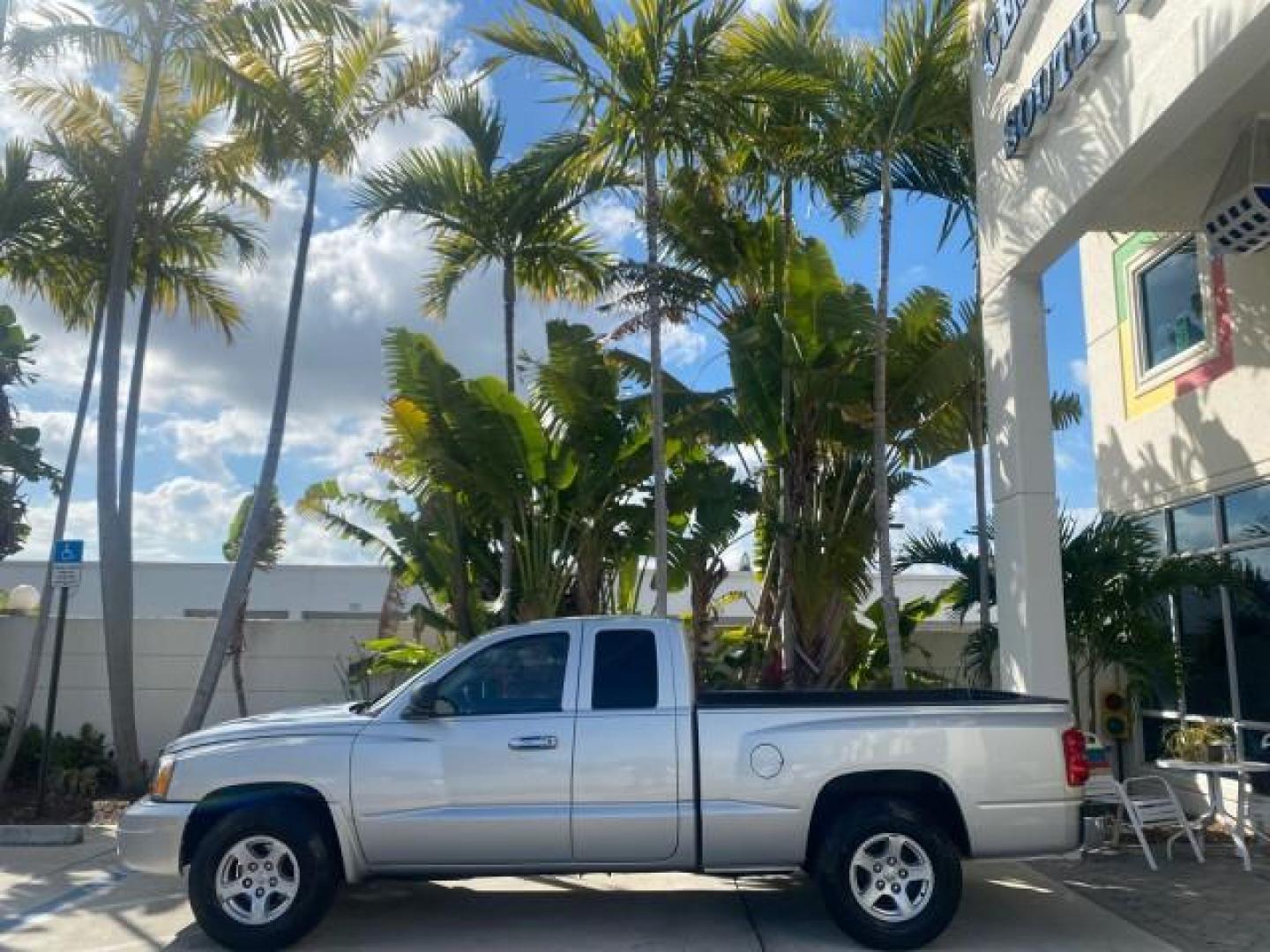 2006 Bright Silver Metallic /Med Slate Gray Dodge Dakota SLT CLUB CAB LOW MILES 55,990 (1D7HE42K06S) with an 3.7L V6 Magnum Engine engine, Automatic transmission, located at 4701 North Dixie Hwy, Pompano Beach, FL, 33064, (954) 422-2889, 26.240938, -80.123474 - OUR WEBPAGE FLORIDACARS1.COM HAS OVER 100 PHOTOS AND FREE CARFAX LINK 2006 DODGE DAKOTA SLT 1 OWNER CLUB CAB 4 DOOR ALL DOORS OPEN VIN: 1D7HE42K06S506201 1 D 7 H E 4 2 K 0 6 S 5 0 6 2 0 1 CLUB CAB PICKUP 3.7L V6 F OHV GASOLINE 22 MPG REAR WHEEL DRIVE Features ABS Brakes Air Conditioning Alloy Wheels- Photo#4