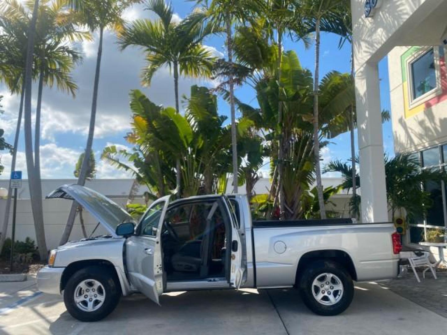 2006 Bright Silver Metallic /Med Slate Gray Dodge Dakota SLT CLUB CAB LOW MILES 55,990 (1D7HE42K06S) with an 3.7L V6 Magnum Engine engine, Automatic transmission, located at 4701 North Dixie Hwy, Pompano Beach, FL, 33064, (954) 422-2889, 26.240938, -80.123474 - OUR WEBPAGE FLORIDACARS1.COM HAS OVER 100 PHOTOS AND FREE CARFAX LINK 2006 DODGE DAKOTA SLT 1 OWNER CLUB CAB 4 DOOR ALL DOORS OPEN VIN: 1D7HE42K06S506201 1 D 7 H E 4 2 K 0 6 S 5 0 6 2 0 1 CLUB CAB PICKUP 3.7L V6 F OHV GASOLINE 22 MPG REAR WHEEL DRIVE Features ABS Brakes Air Conditioning Alloy Wheels- Photo#8