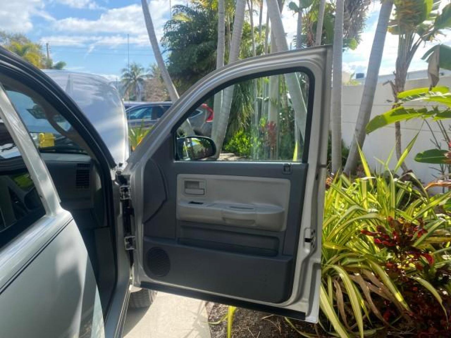 2006 Bright Silver Metallic /Med Slate Gray Dodge Dakota SLT CLUB CAB LOW MILES 55,990 (1D7HE42K06S) with an 3.7L V6 Magnum Engine engine, Automatic transmission, located at 4701 North Dixie Hwy, Pompano Beach, FL, 33064, (954) 422-2889, 26.240938, -80.123474 - OUR WEBPAGE FLORIDACARS1.COM HAS OVER 100 PHOTOS AND FREE CARFAX LINK 2006 DODGE DAKOTA SLT 1 OWNER CLUB CAB 4 DOOR ALL DOORS OPEN VIN: 1D7HE42K06S506201 1 D 7 H E 4 2 K 0 6 S 5 0 6 2 0 1 CLUB CAB PICKUP 3.7L V6 F OHV GASOLINE 22 MPG REAR WHEEL DRIVE Features ABS Brakes Air Conditioning Alloy Wheels- Photo#11