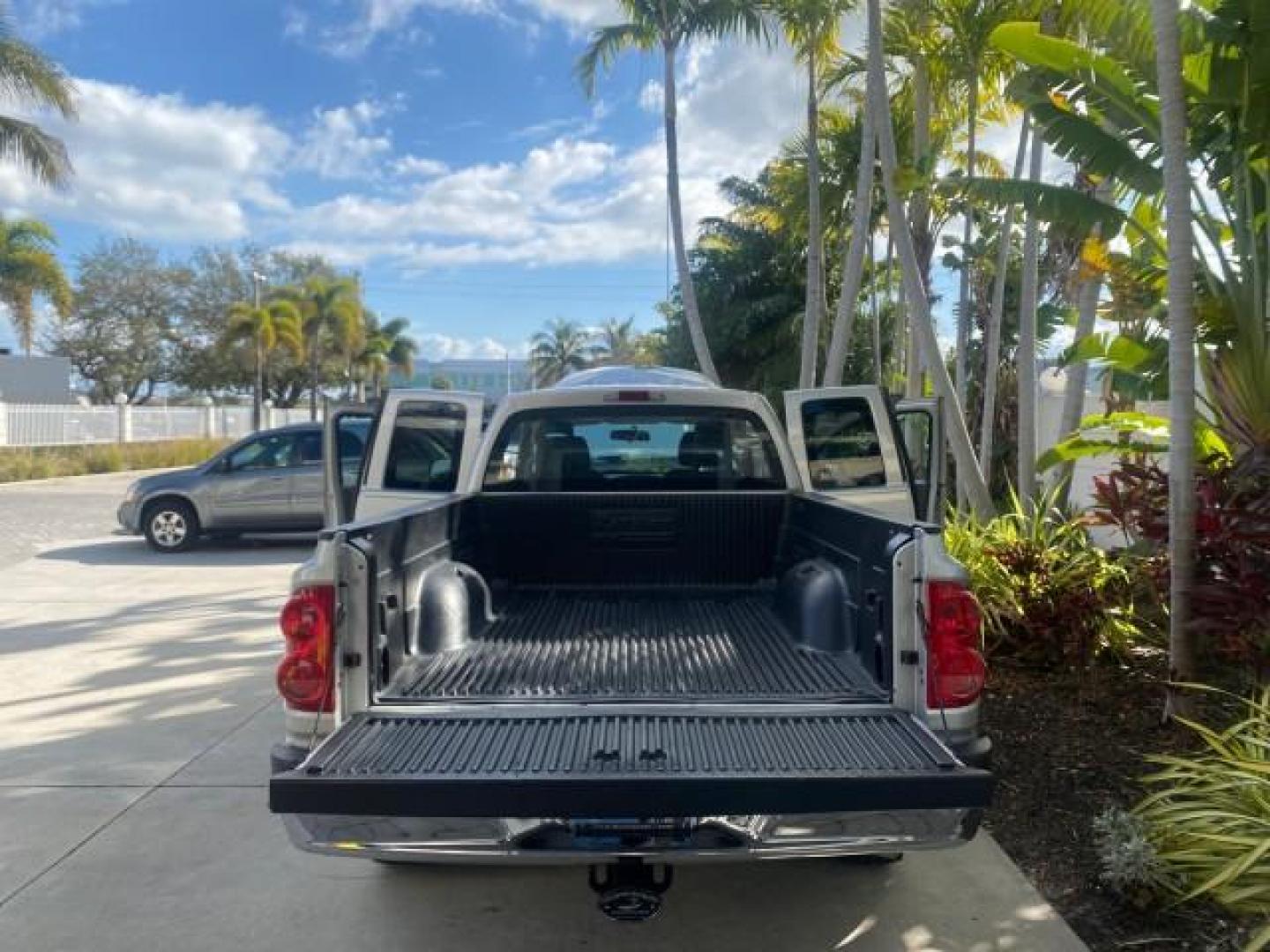 2006 Bright Silver Metallic /Med Slate Gray Dodge Dakota SLT CLUB CAB LOW MILES 55,990 (1D7HE42K06S) with an 3.7L V6 Magnum Engine engine, Automatic transmission, located at 4701 North Dixie Hwy, Pompano Beach, FL, 33064, (954) 422-2889, 26.240938, -80.123474 - OUR WEBPAGE FLORIDACARS1.COM HAS OVER 100 PHOTOS AND FREE CARFAX LINK 2006 DODGE DAKOTA SLT 1 OWNER CLUB CAB 4 DOOR ALL DOORS OPEN VIN: 1D7HE42K06S506201 1 D 7 H E 4 2 K 0 6 S 5 0 6 2 0 1 CLUB CAB PICKUP 3.7L V6 F OHV GASOLINE 22 MPG REAR WHEEL DRIVE Features ABS Brakes Air Conditioning Alloy Wheels- Photo#15