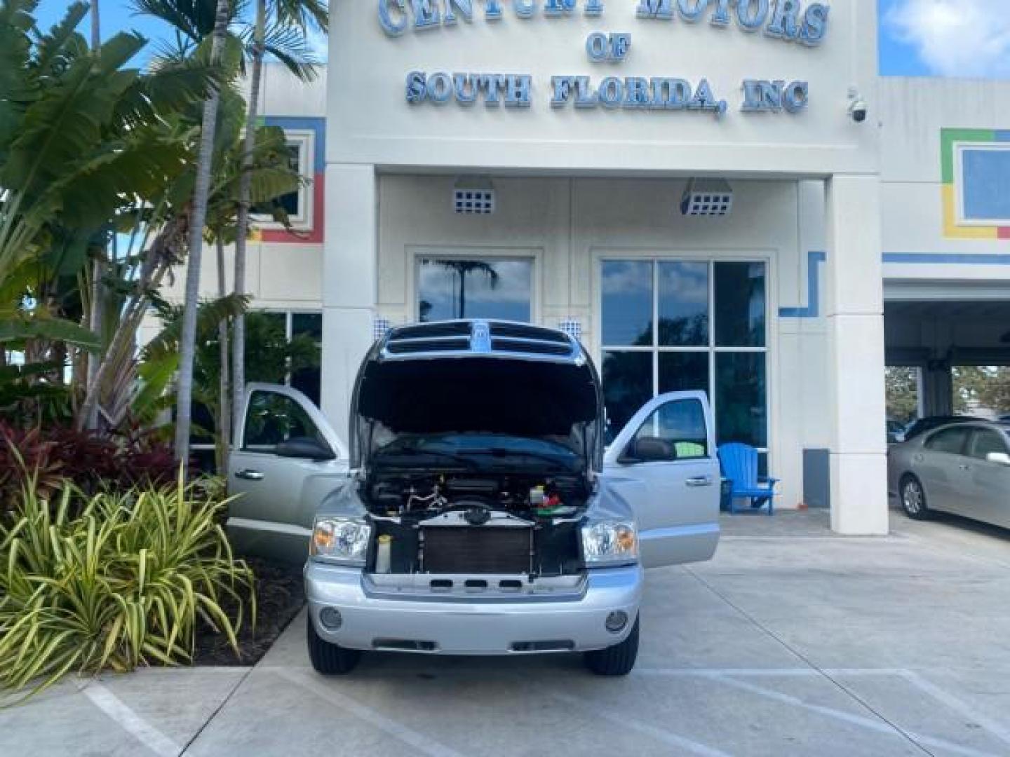 2006 Bright Silver Metallic /Med Slate Gray Dodge Dakota SLT CLUB CAB LOW MILES 55,990 (1D7HE42K06S) with an 3.7L V6 Magnum Engine engine, Automatic transmission, located at 4701 North Dixie Hwy, Pompano Beach, FL, 33064, (954) 422-2889, 26.240938, -80.123474 - OUR WEBPAGE FLORIDACARS1.COM HAS OVER 100 PHOTOS AND FREE CARFAX LINK 2006 DODGE DAKOTA SLT 1 OWNER CLUB CAB 4 DOOR ALL DOORS OPEN VIN: 1D7HE42K06S506201 1 D 7 H E 4 2 K 0 6 S 5 0 6 2 0 1 CLUB CAB PICKUP 3.7L V6 F OHV GASOLINE 22 MPG REAR WHEEL DRIVE Features ABS Brakes Air Conditioning Alloy Wheels- Photo#16