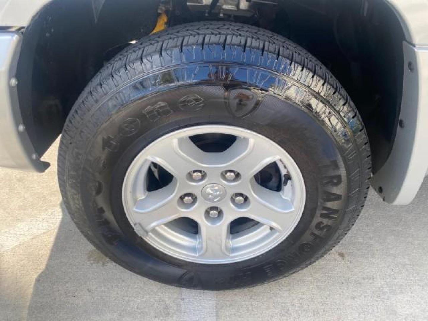 2006 Bright Silver Metallic /Med Slate Gray Dodge Dakota SLT CLUB CAB LOW MILES 55,990 (1D7HE42K06S) with an 3.7L V6 Magnum Engine engine, Automatic transmission, located at 4701 North Dixie Hwy, Pompano Beach, FL, 33064, (954) 422-2889, 26.240938, -80.123474 - OUR WEBPAGE FLORIDACARS1.COM HAS OVER 100 PHOTOS AND FREE CARFAX LINK 2006 DODGE DAKOTA SLT 1 OWNER CLUB CAB 4 DOOR ALL DOORS OPEN VIN: 1D7HE42K06S506201 1 D 7 H E 4 2 K 0 6 S 5 0 6 2 0 1 CLUB CAB PICKUP 3.7L V6 F OHV GASOLINE 22 MPG REAR WHEEL DRIVE Features ABS Brakes Air Conditioning Alloy Wheels- Photo#19
