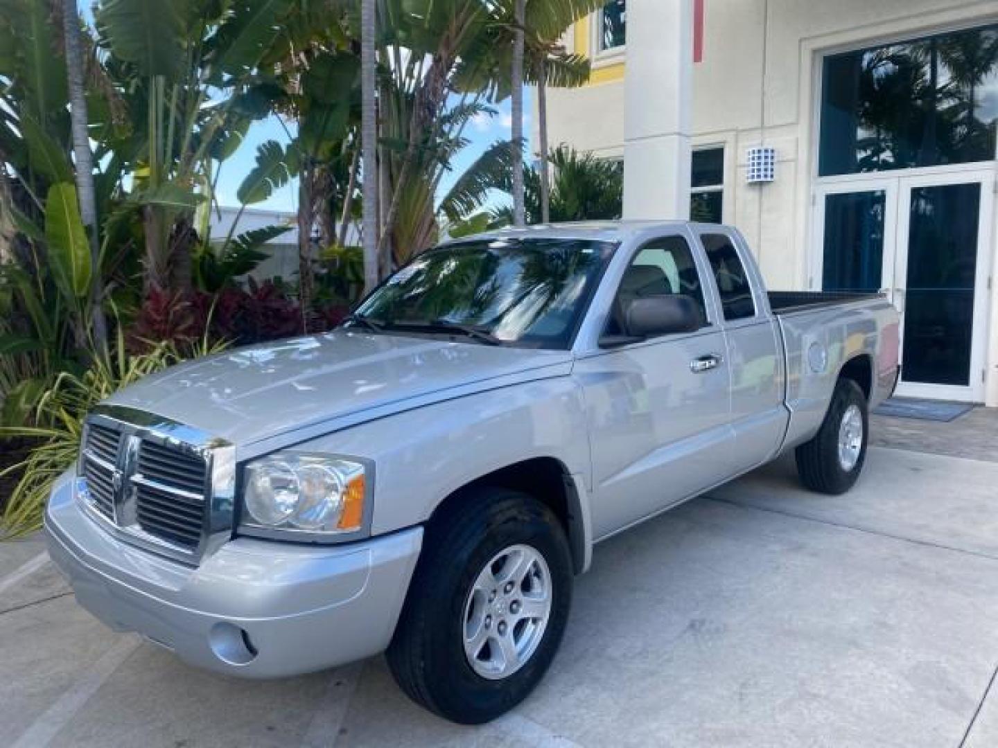2006 Bright Silver Metallic /Med Slate Gray Dodge Dakota SLT CLUB CAB LOW MILES 55,990 (1D7HE42K06S) with an 3.7L V6 Magnum Engine engine, Automatic transmission, located at 4701 North Dixie Hwy, Pompano Beach, FL, 33064, (954) 422-2889, 26.240938, -80.123474 - OUR WEBPAGE FLORIDACARS1.COM HAS OVER 100 PHOTOS AND FREE CARFAX LINK 2006 DODGE DAKOTA SLT 1 OWNER CLUB CAB 4 DOOR ALL DOORS OPEN VIN: 1D7HE42K06S506201 1 D 7 H E 4 2 K 0 6 S 5 0 6 2 0 1 CLUB CAB PICKUP 3.7L V6 F OHV GASOLINE 22 MPG REAR WHEEL DRIVE Features ABS Brakes Air Conditioning Alloy Wheels- Photo#29