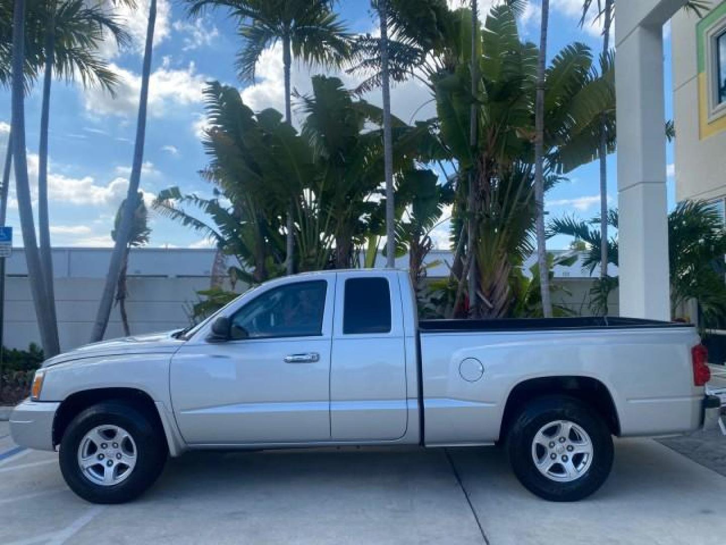 2006 Bright Silver Metallic /Med Slate Gray Dodge Dakota SLT CLUB CAB LOW MILES 55,990 (1D7HE42K06S) with an 3.7L V6 Magnum Engine engine, Automatic transmission, located at 4701 North Dixie Hwy, Pompano Beach, FL, 33064, (954) 422-2889, 26.240938, -80.123474 - OUR WEBPAGE FLORIDACARS1.COM HAS OVER 100 PHOTOS AND FREE CARFAX LINK 2006 DODGE DAKOTA SLT 1 OWNER CLUB CAB 4 DOOR ALL DOORS OPEN VIN: 1D7HE42K06S506201 1 D 7 H E 4 2 K 0 6 S 5 0 6 2 0 1 CLUB CAB PICKUP 3.7L V6 F OHV GASOLINE 22 MPG REAR WHEEL DRIVE Features ABS Brakes Air Conditioning Alloy Wheels- Photo#31