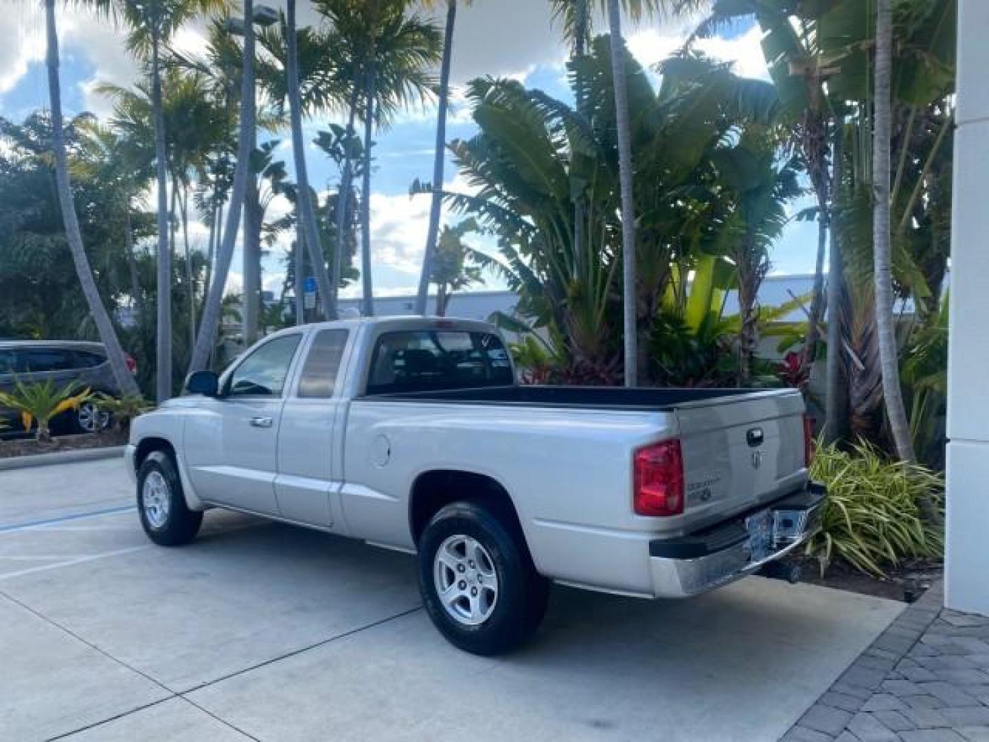 2006 Bright Silver Metallic /Med Slate Gray Dodge Dakota SLT CLUB CAB LOW MILES 55,990 (1D7HE42K06S) with an 3.7L V6 Magnum Engine engine, Automatic transmission, located at 4701 North Dixie Hwy, Pompano Beach, FL, 33064, (954) 422-2889, 26.240938, -80.123474 - OUR WEBPAGE FLORIDACARS1.COM HAS OVER 100 PHOTOS AND FREE CARFAX LINK 2006 DODGE DAKOTA SLT 1 OWNER CLUB CAB 4 DOOR ALL DOORS OPEN VIN: 1D7HE42K06S506201 1 D 7 H E 4 2 K 0 6 S 5 0 6 2 0 1 CLUB CAB PICKUP 3.7L V6 F OHV GASOLINE 22 MPG REAR WHEEL DRIVE Features ABS Brakes Air Conditioning Alloy Wheels- Photo#32